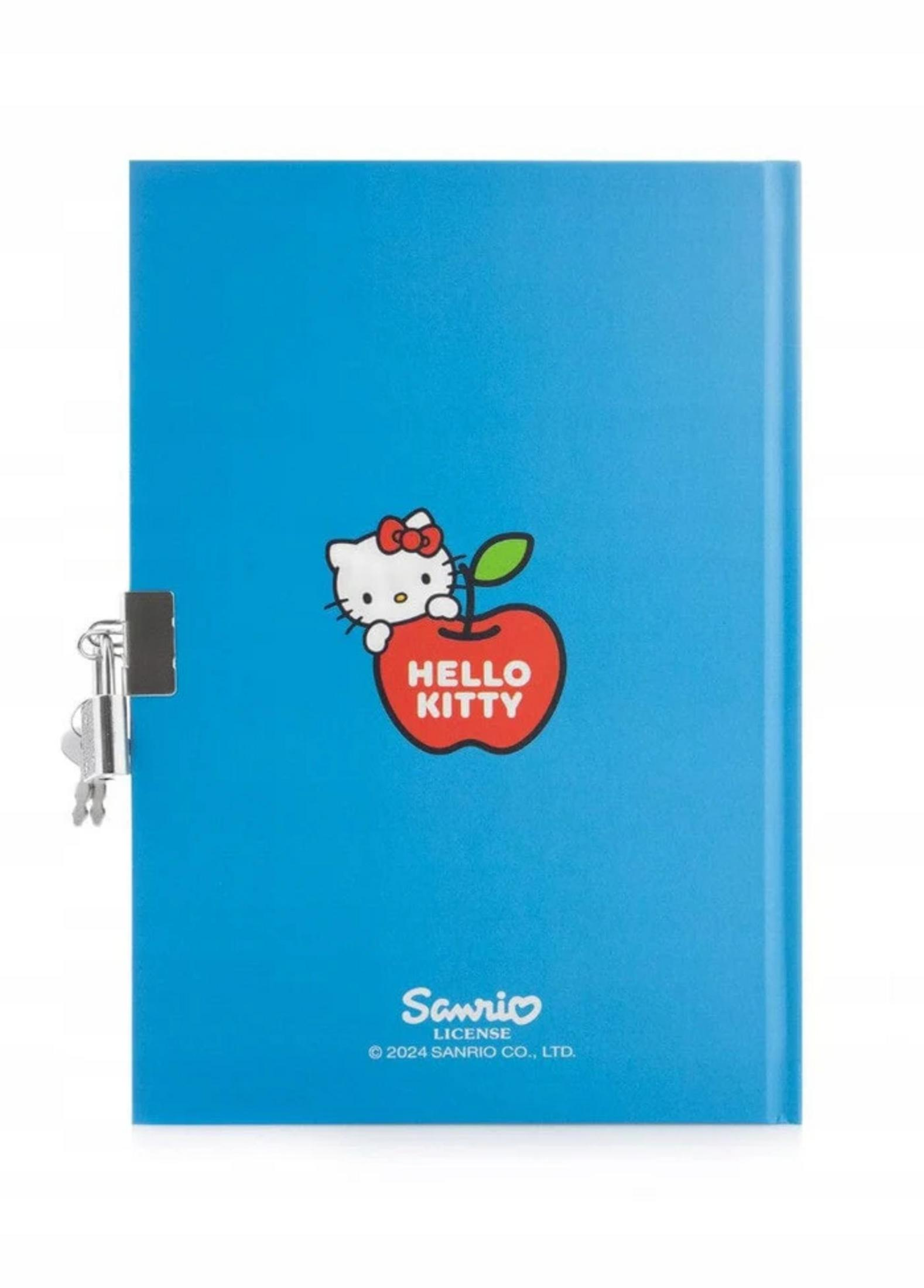 Ein blaues Notizbuch mit Hello Kitty auf einem roten Apfel, Schloss und Schlüssel.