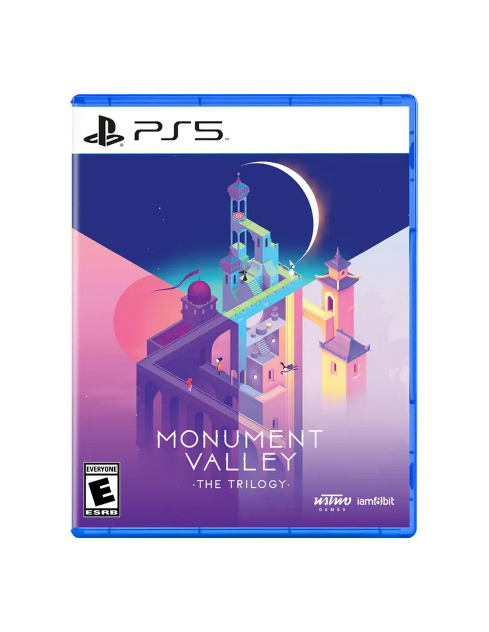 Copertina gioco PS5 "Monument Valley: The Trilogy" con architettura surreale e luna.