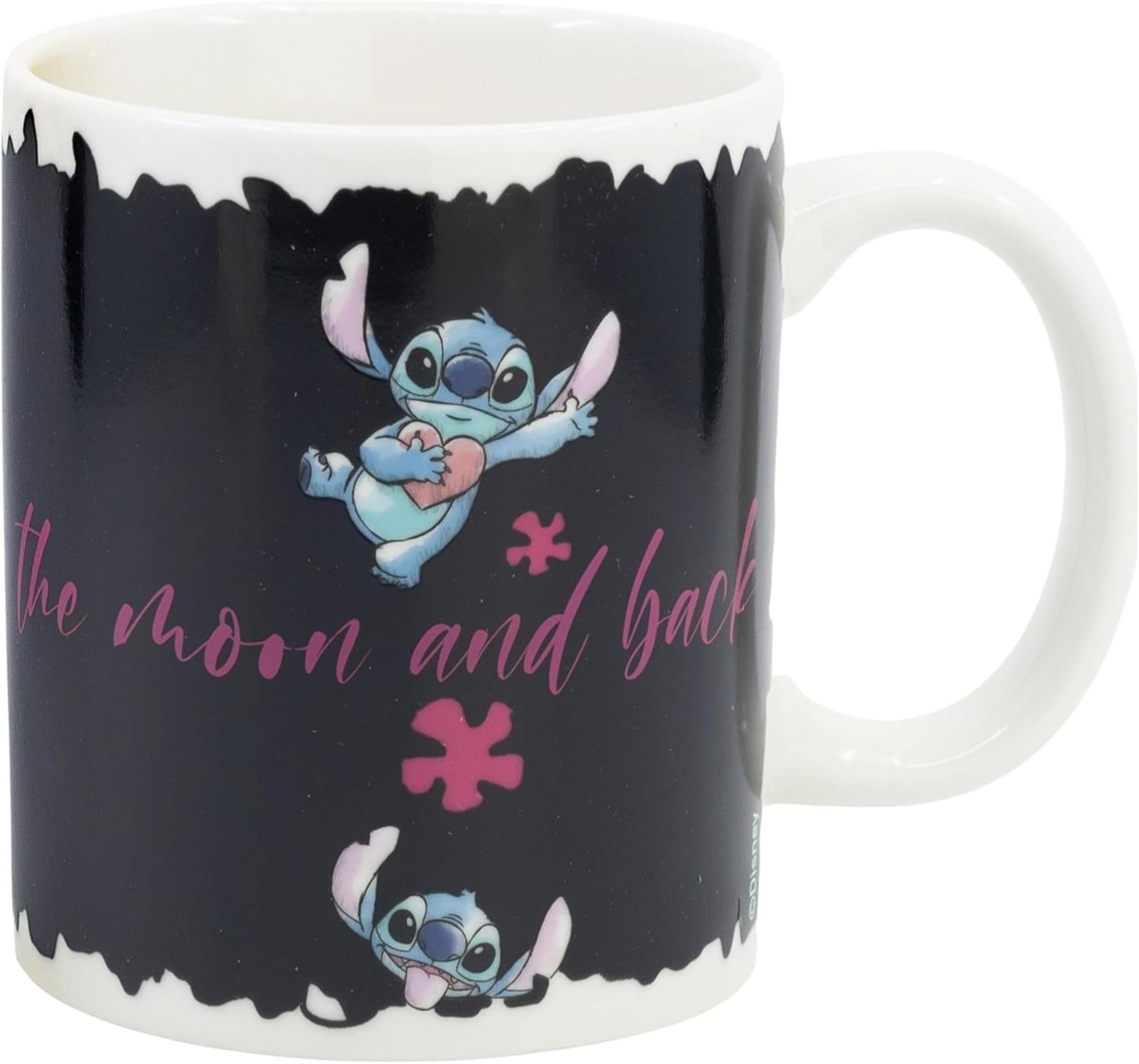 Taza negra con Stitch sosteniendo un corazón. "to the moon and back".
