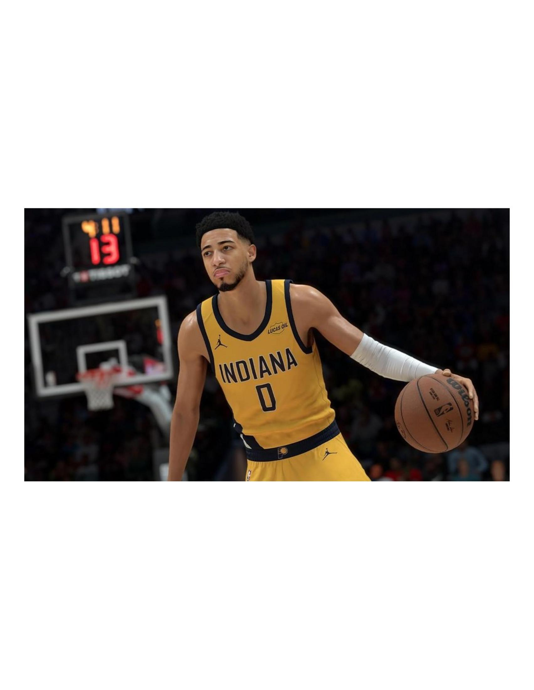 Un giocatore di basket in maglia gialla palleggia. Sullo sfondo c'è un tabellone segnapunti.