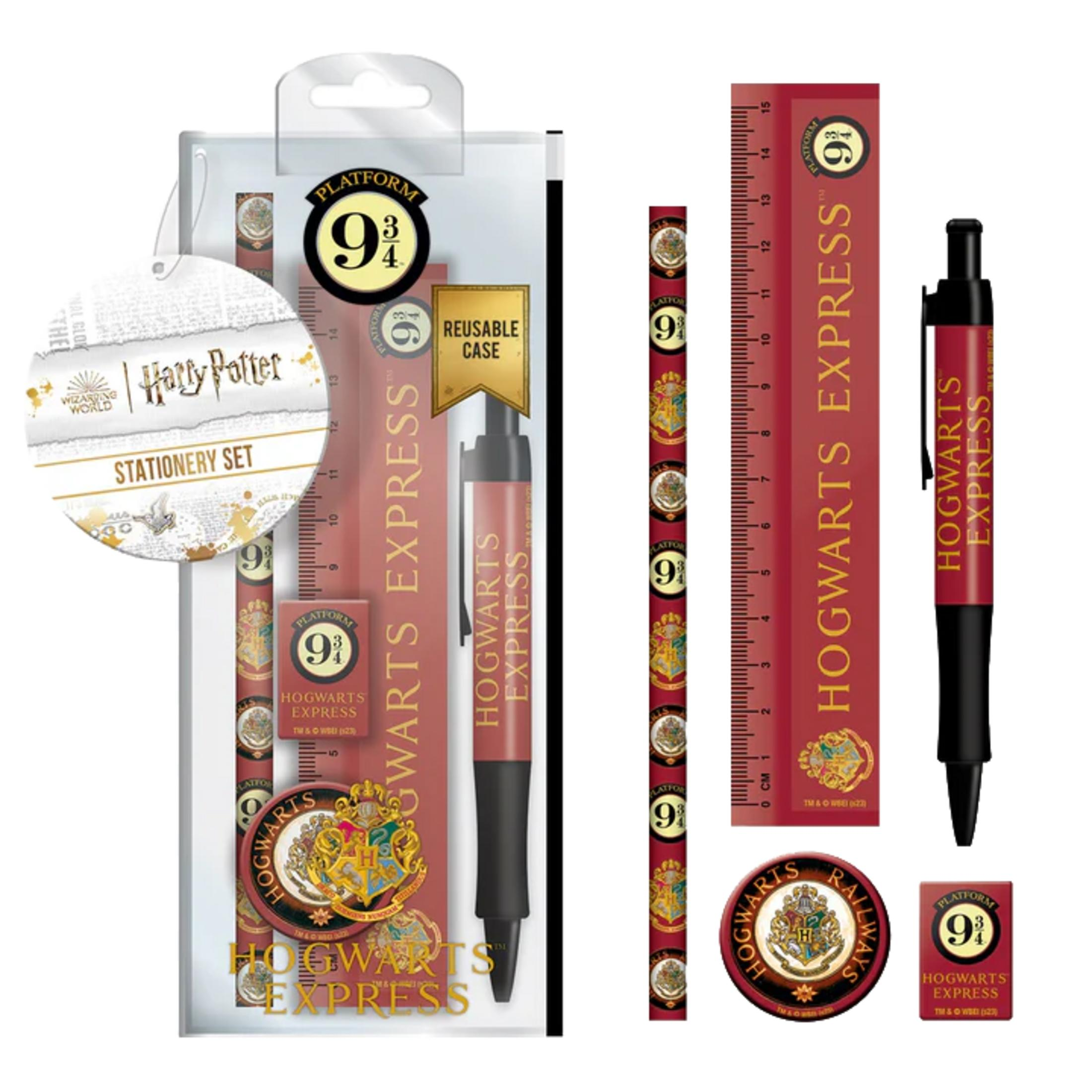 Set de papelería de Harry Potter con regla, bolígrafo y pegatinas sobre fondo rojo.