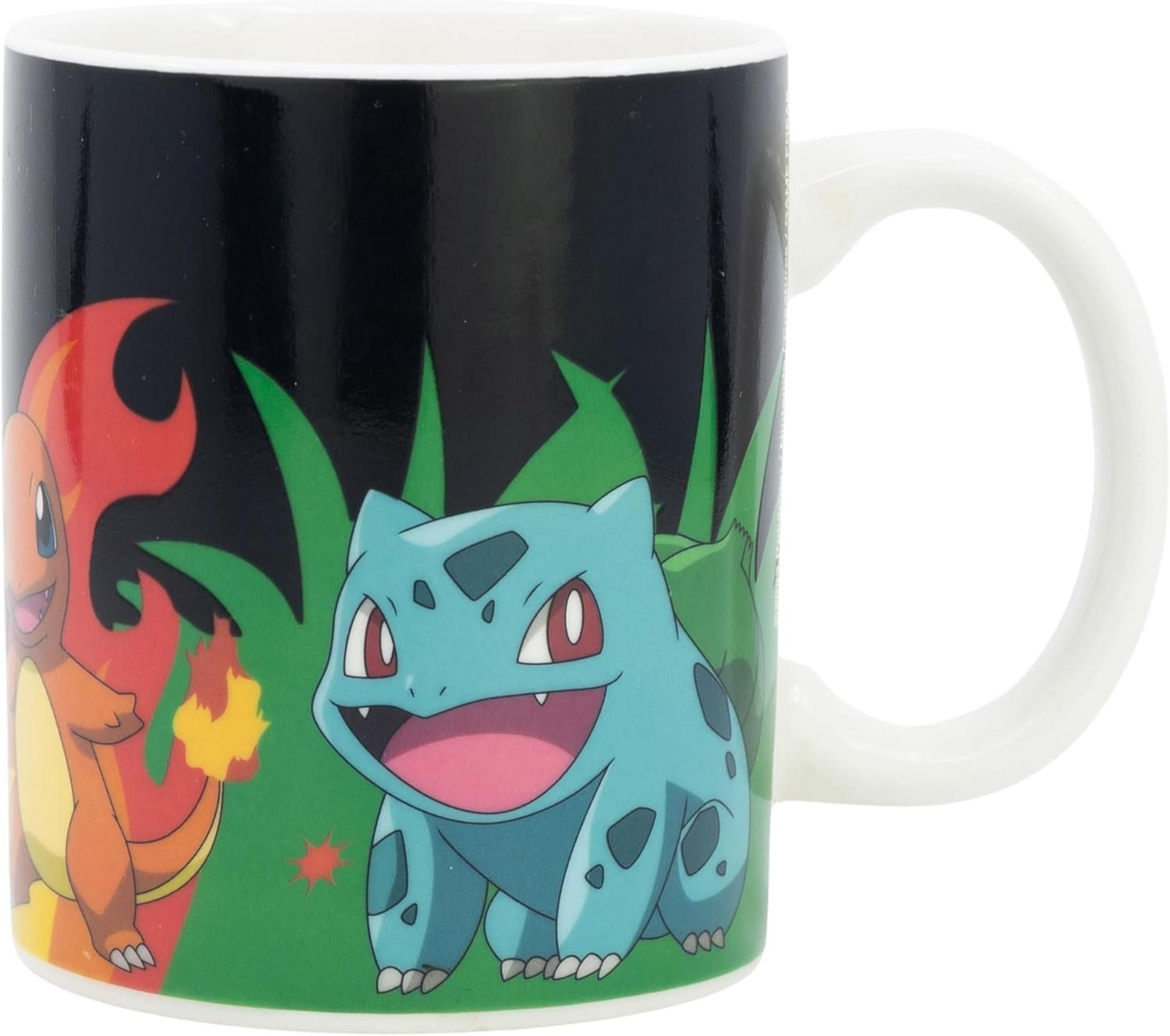 Una taza con Charmander y Bulbasaur estilo anime, fondo negro y vegetación verde.