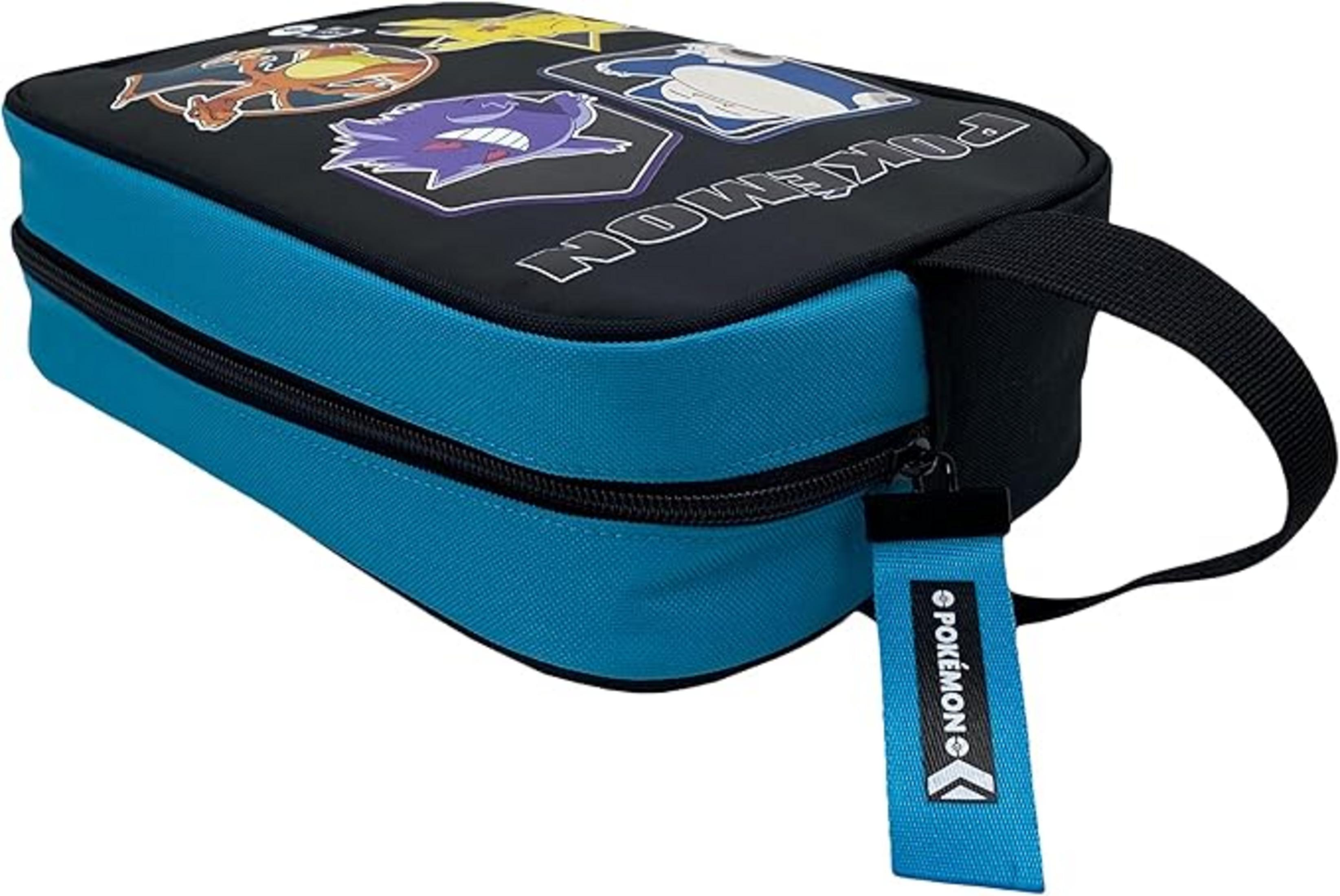 Bolso negro con detalles azules y estampados de Pokémon, con cremallera y asa.