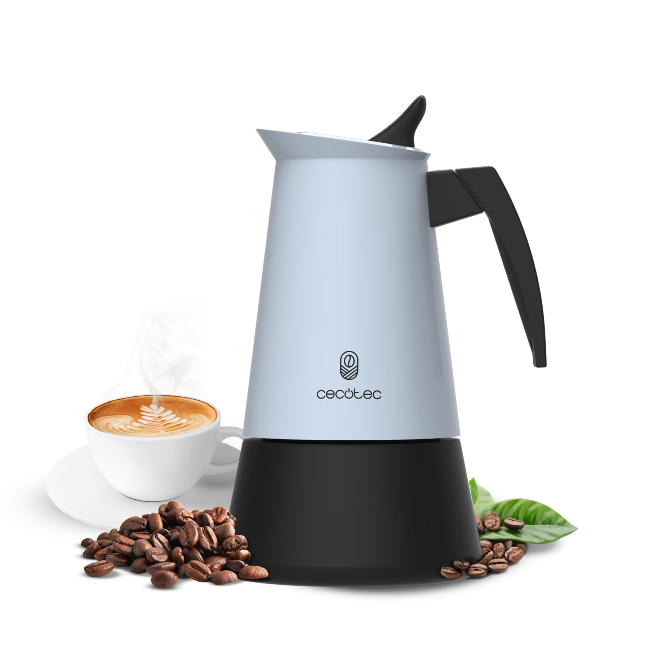 Una caffettiera azzurro chiaro con base nera, accanto a chicchi di caffè e un latte.