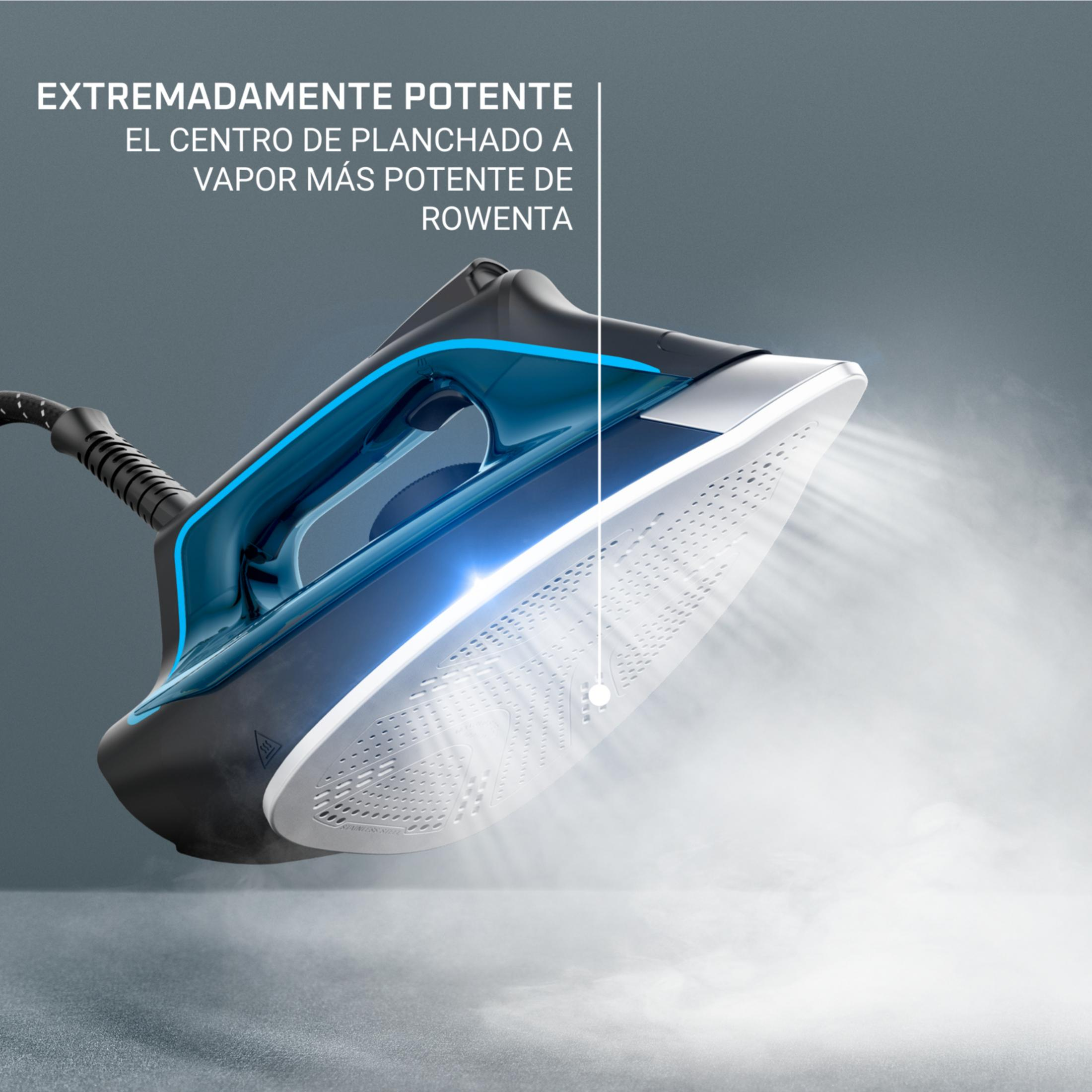 Un ferro da stiro a vapore con manico blu ed elegante suola emette vapore.