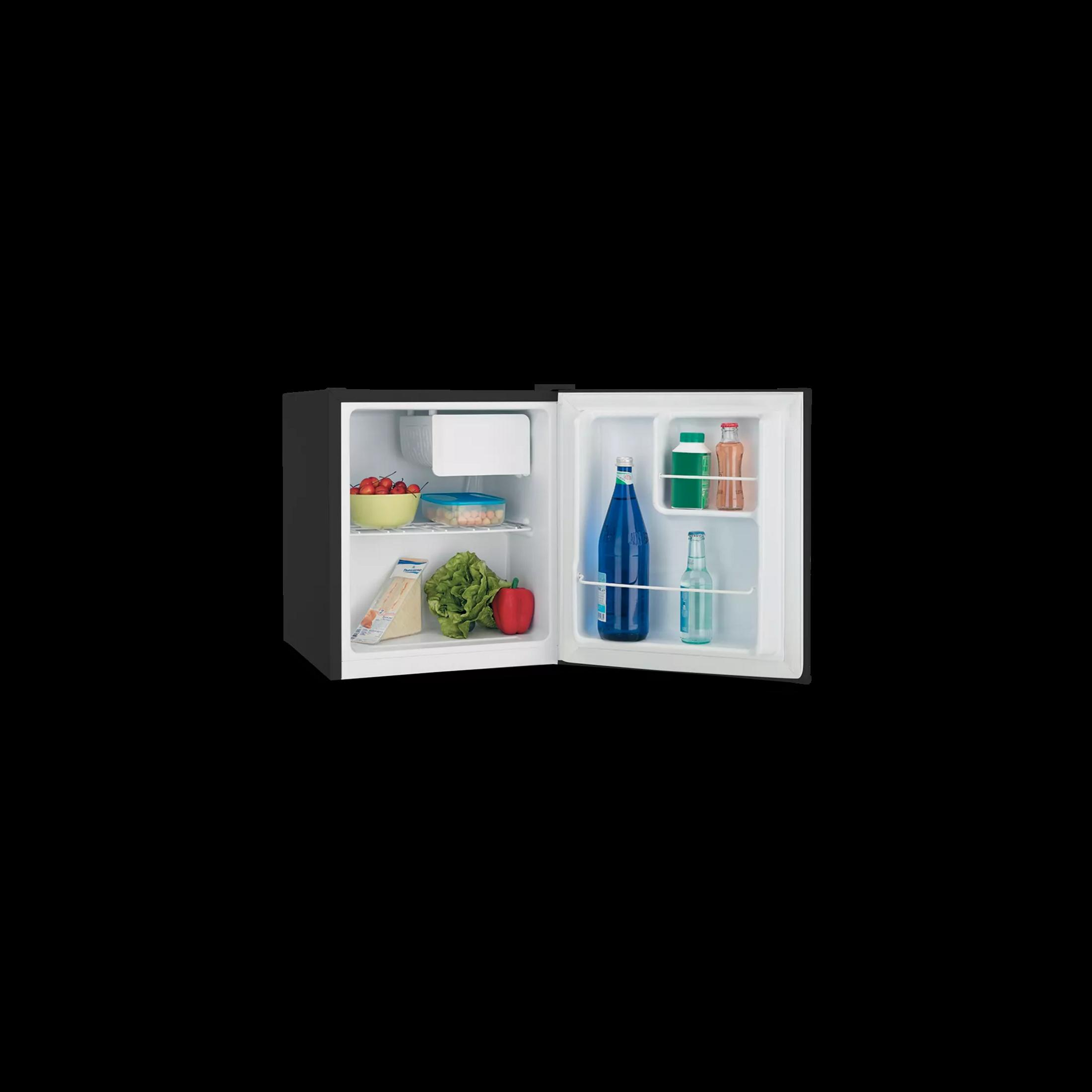 Un minibar abierto con alimentos como frutas, verduras y bebidas.