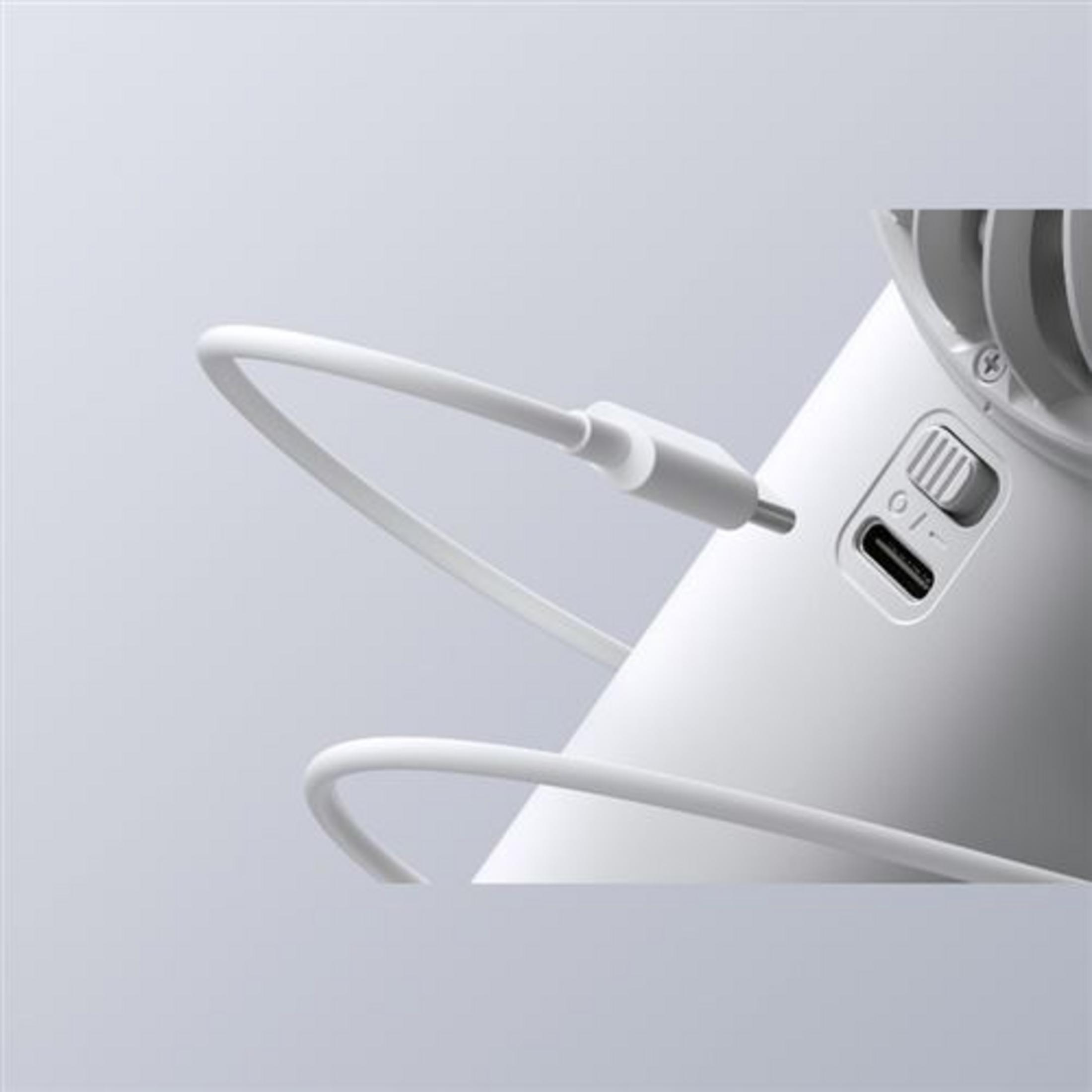Un cavo bianco è collegato a una porta USB-C su un dispositivo bianco.