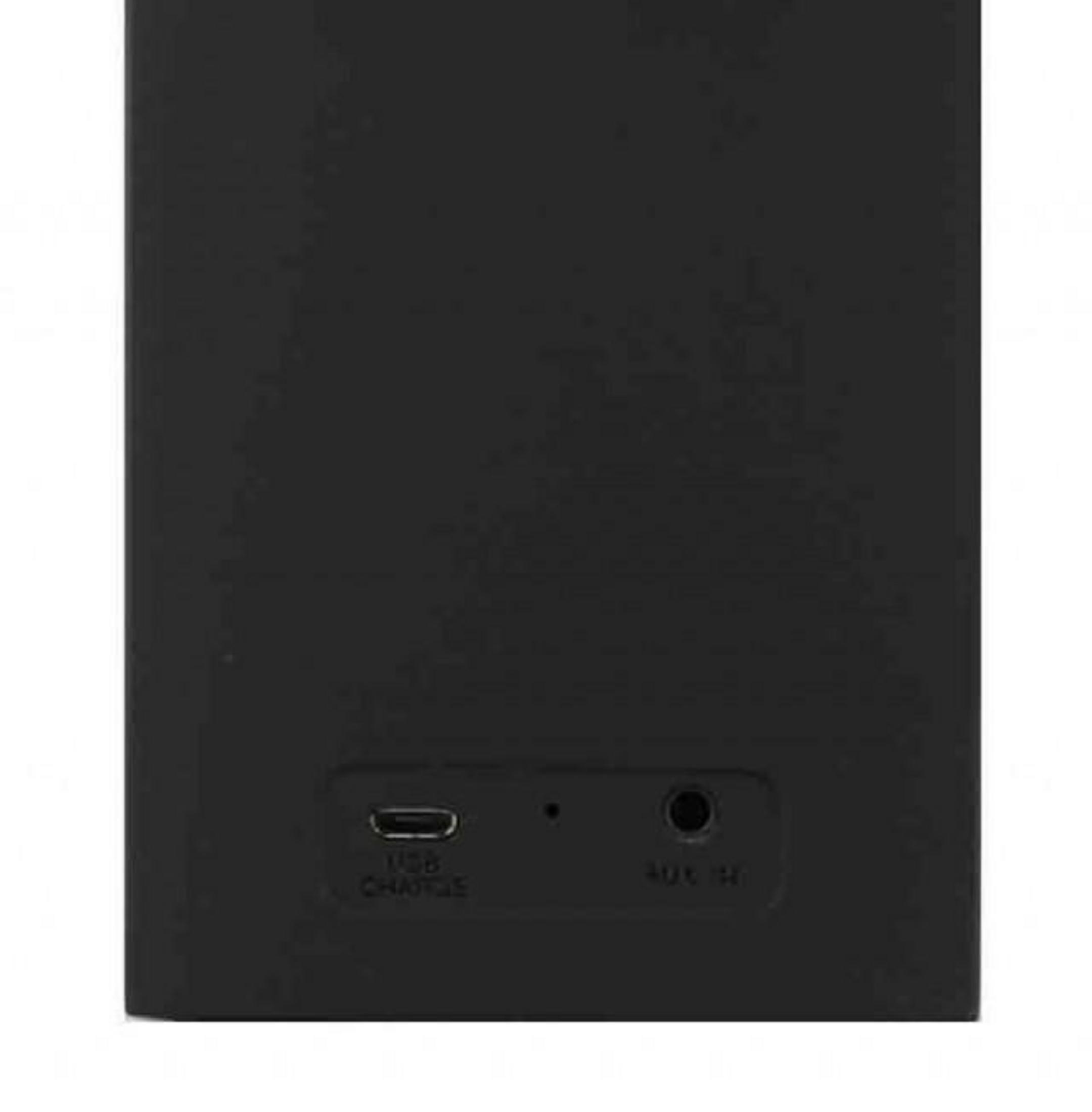 Un altoparlante nero con porte di ricarica USB e ingresso Aux.
