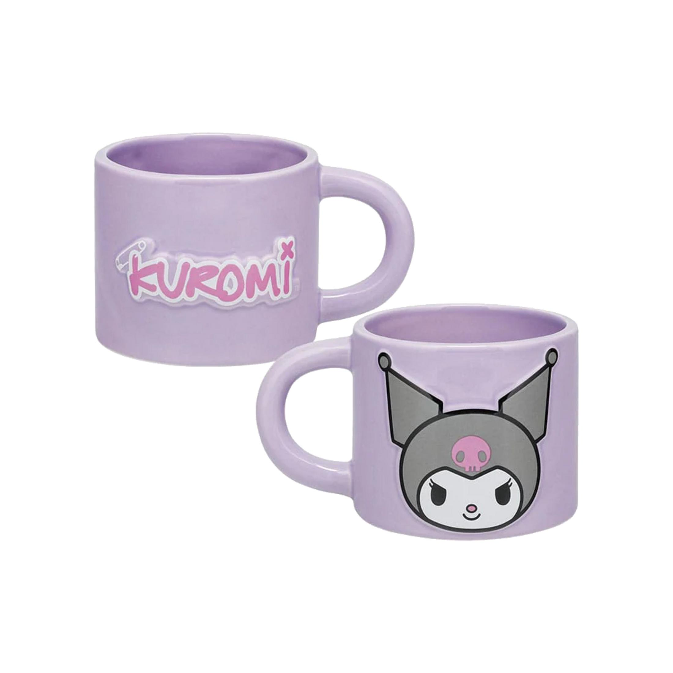 Dos tazas lavanda, una con texto 'Kuromi', la otra con cara de Kuromi.