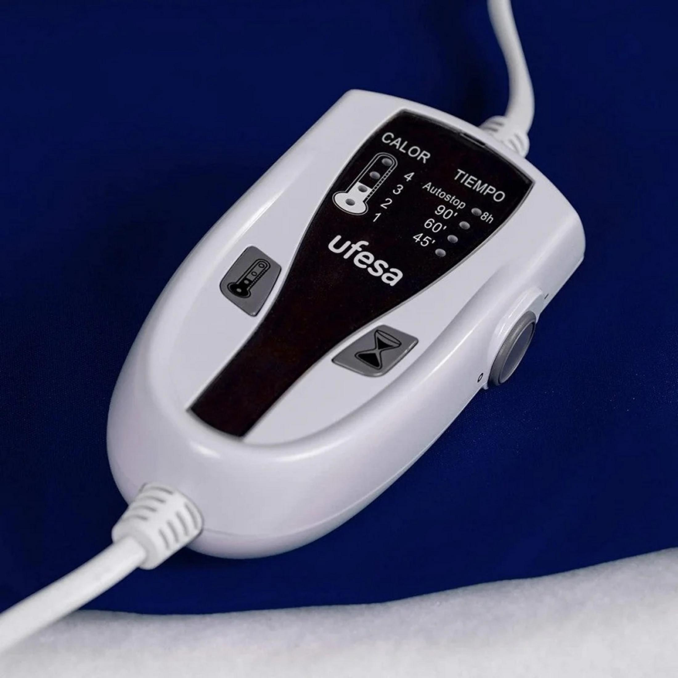 Un controller Ufesa bianco con impostazioni di temperatura e tempo su sfondo blu.
