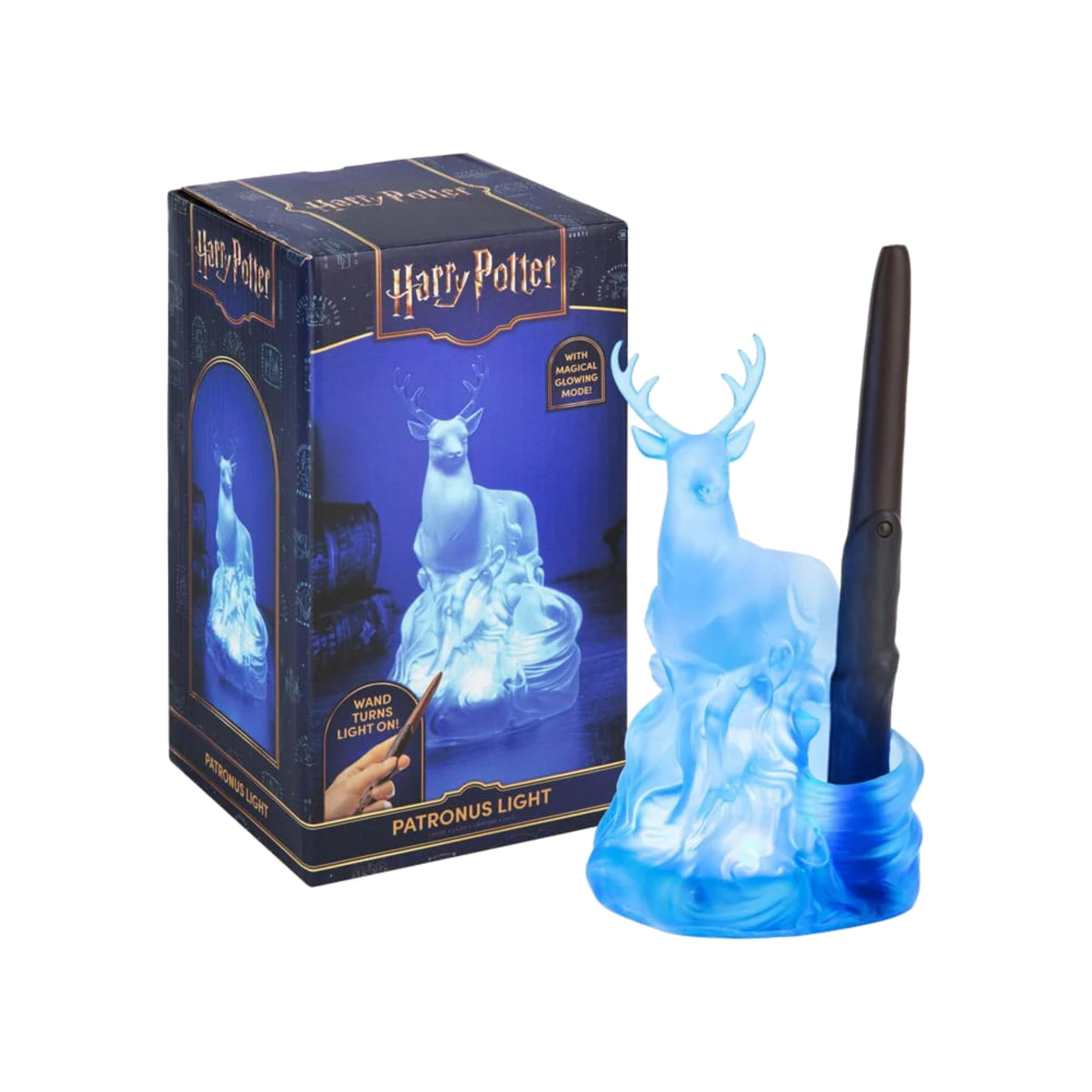Niebieski Patronus jeleń z różdżką siedzi obok pudełka Harry'ego Pottera na białym tle.