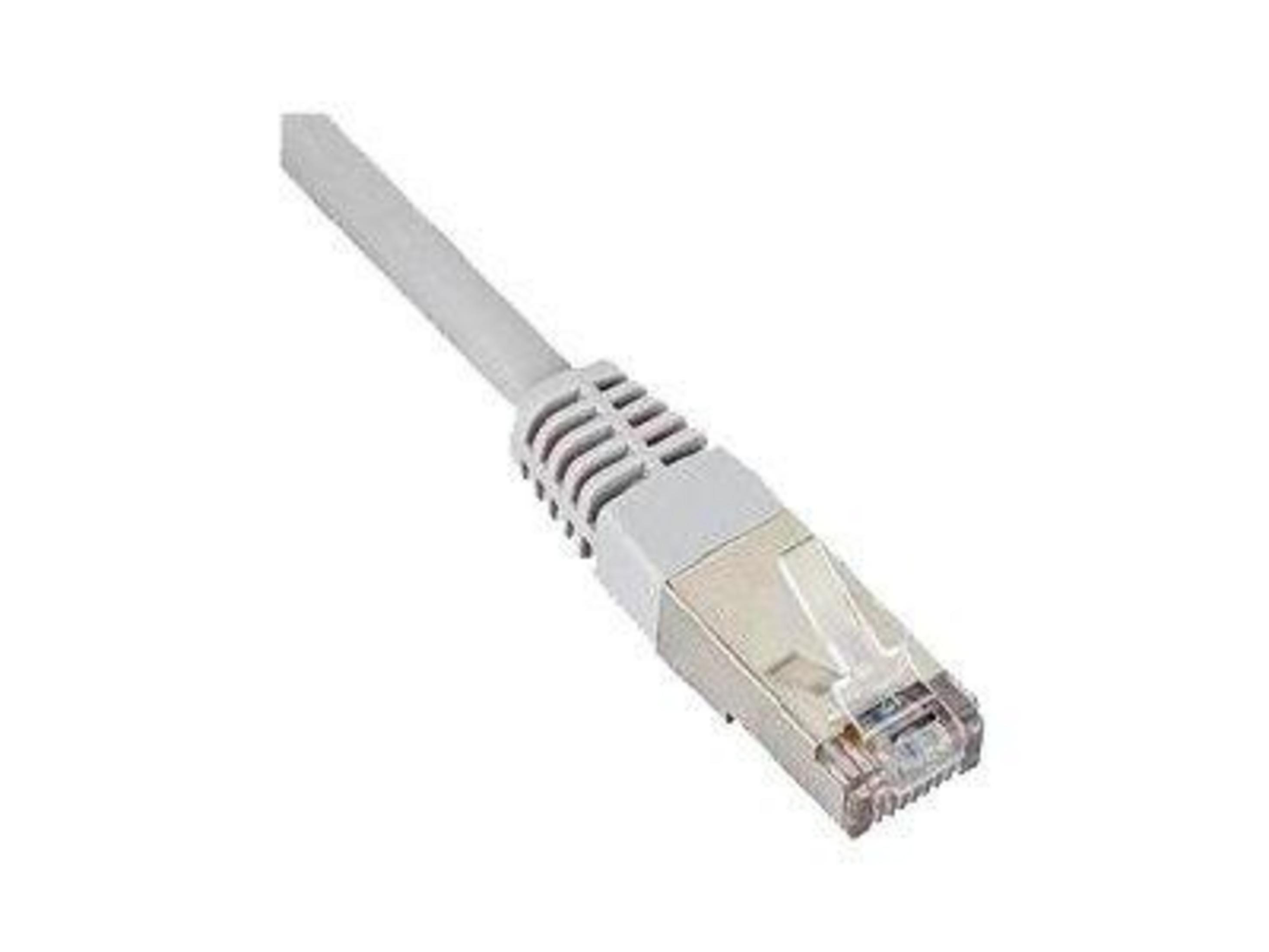 Un cavo Ethernet grigio con connettore RJ45 metallico.