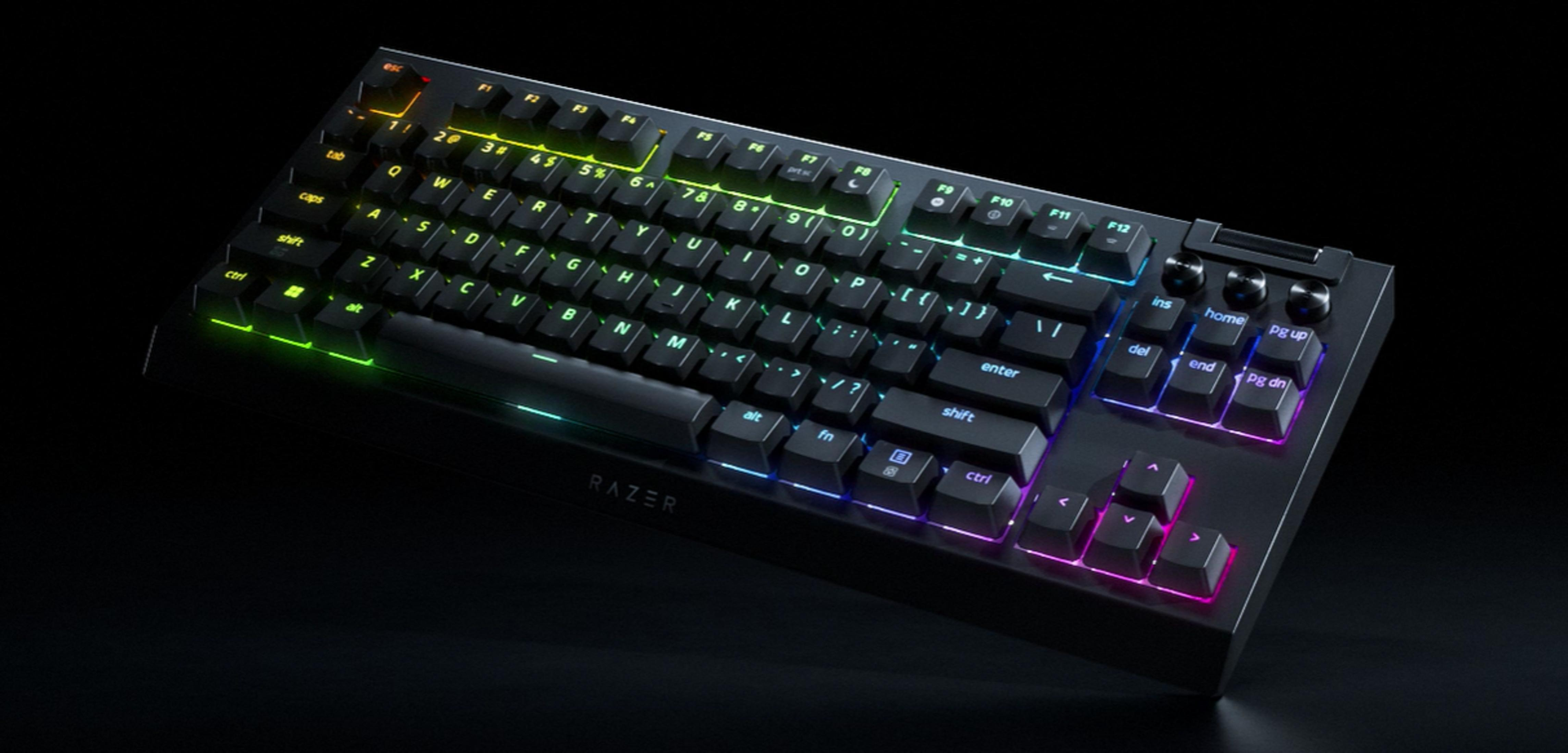 Tastiera nera con illuminazione RGB su sfondo scuro.