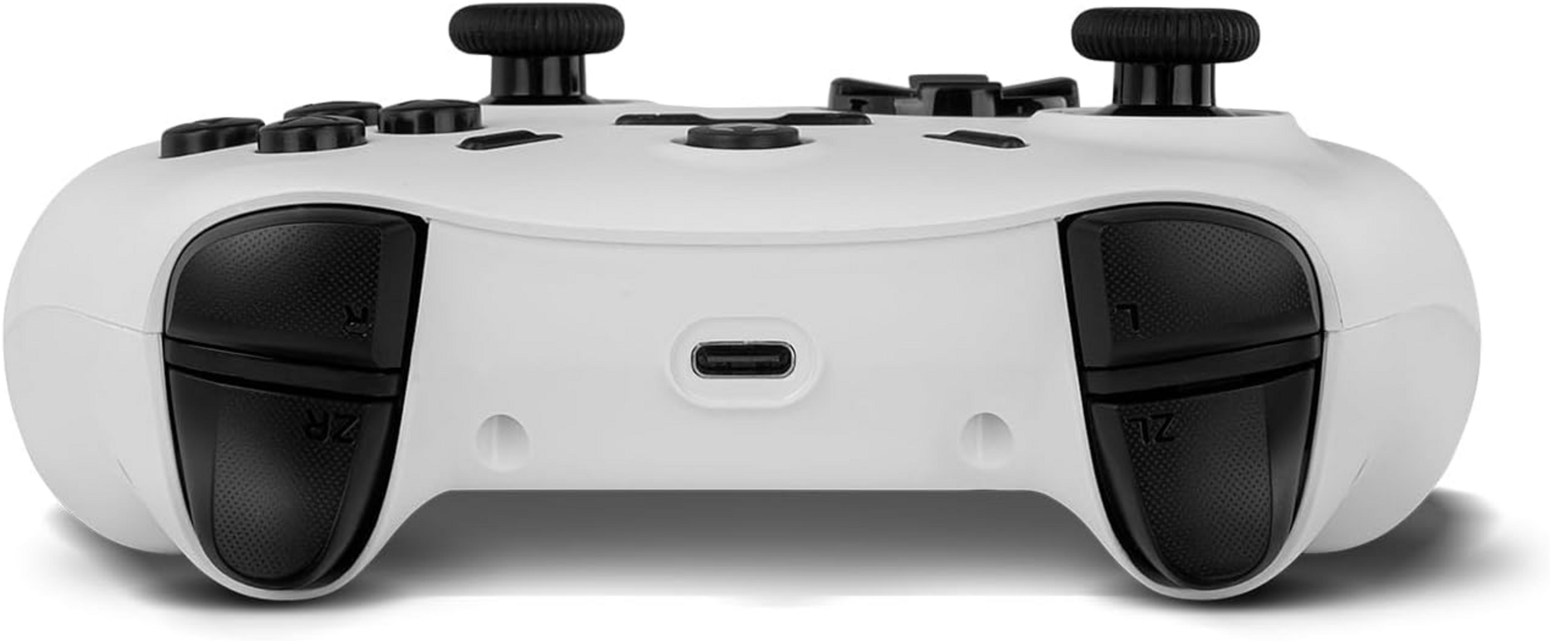 Un controller di gioco bianco con pulsanti e joystick neri, con porta USB-C.
