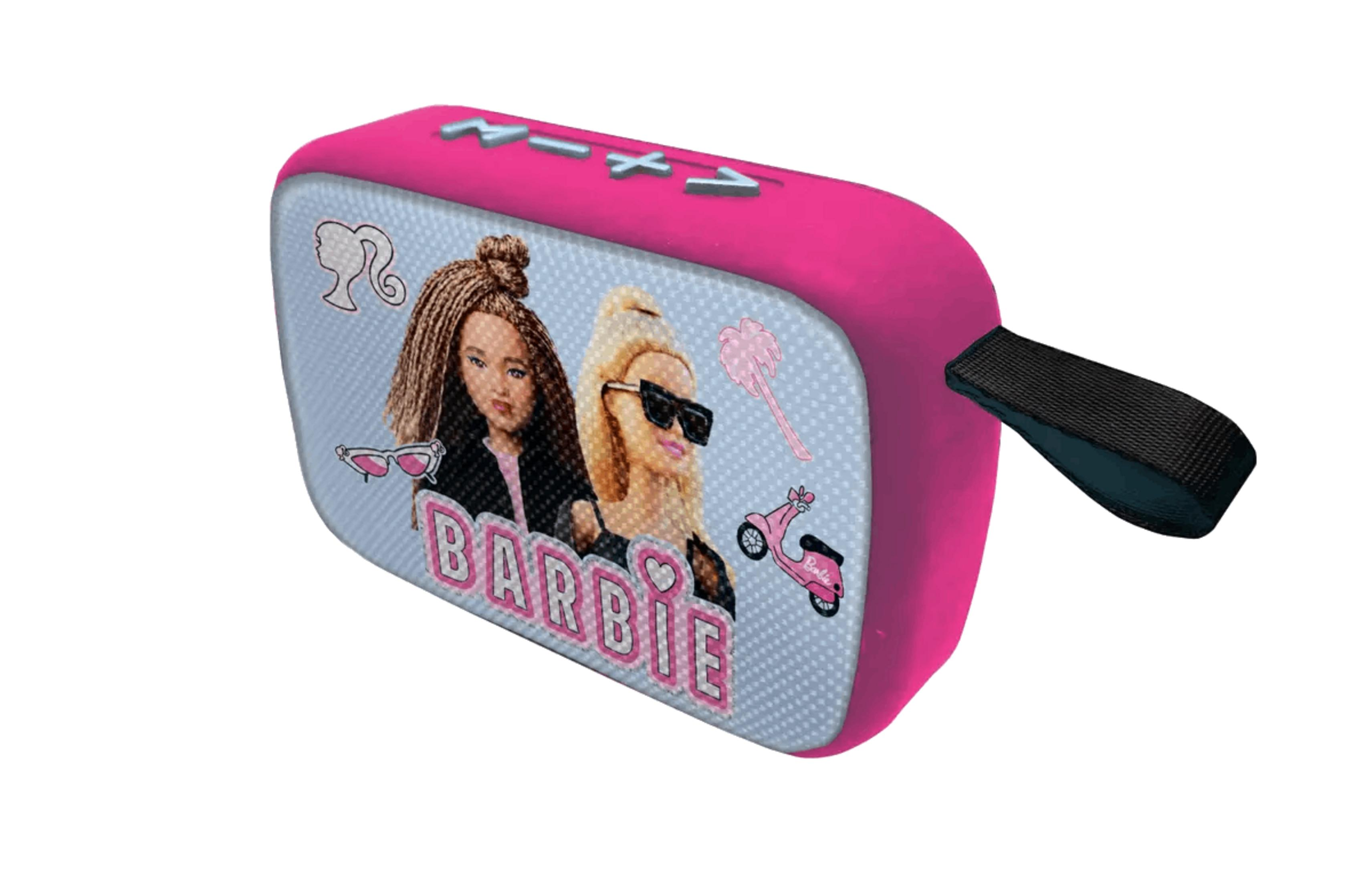 Uno speaker Bluetooth rosa con grafica Barbie, due bambole e uno scooter.