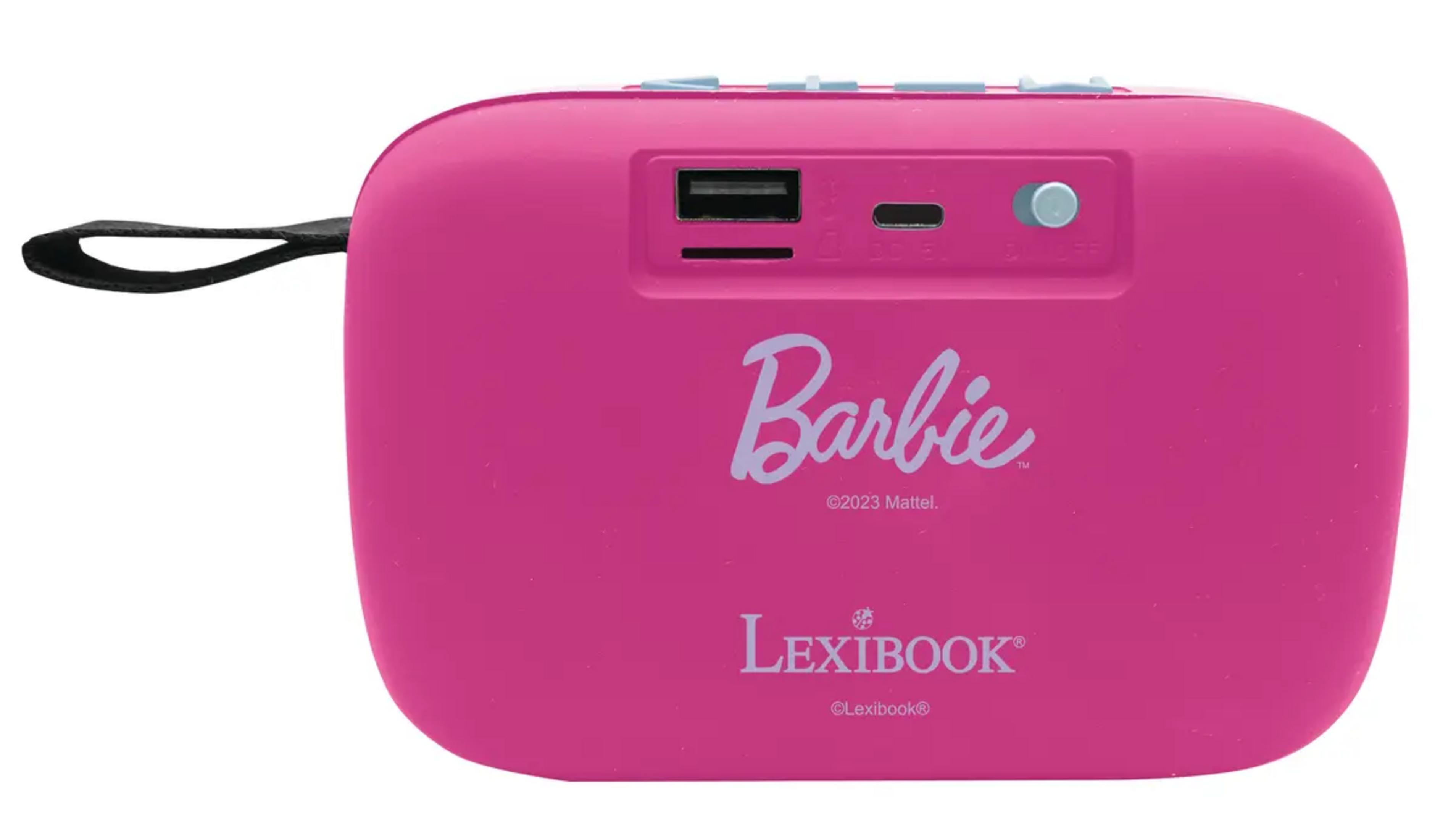 Uno speaker portatile rosa con logo Barbie, porte USB e micro USB.