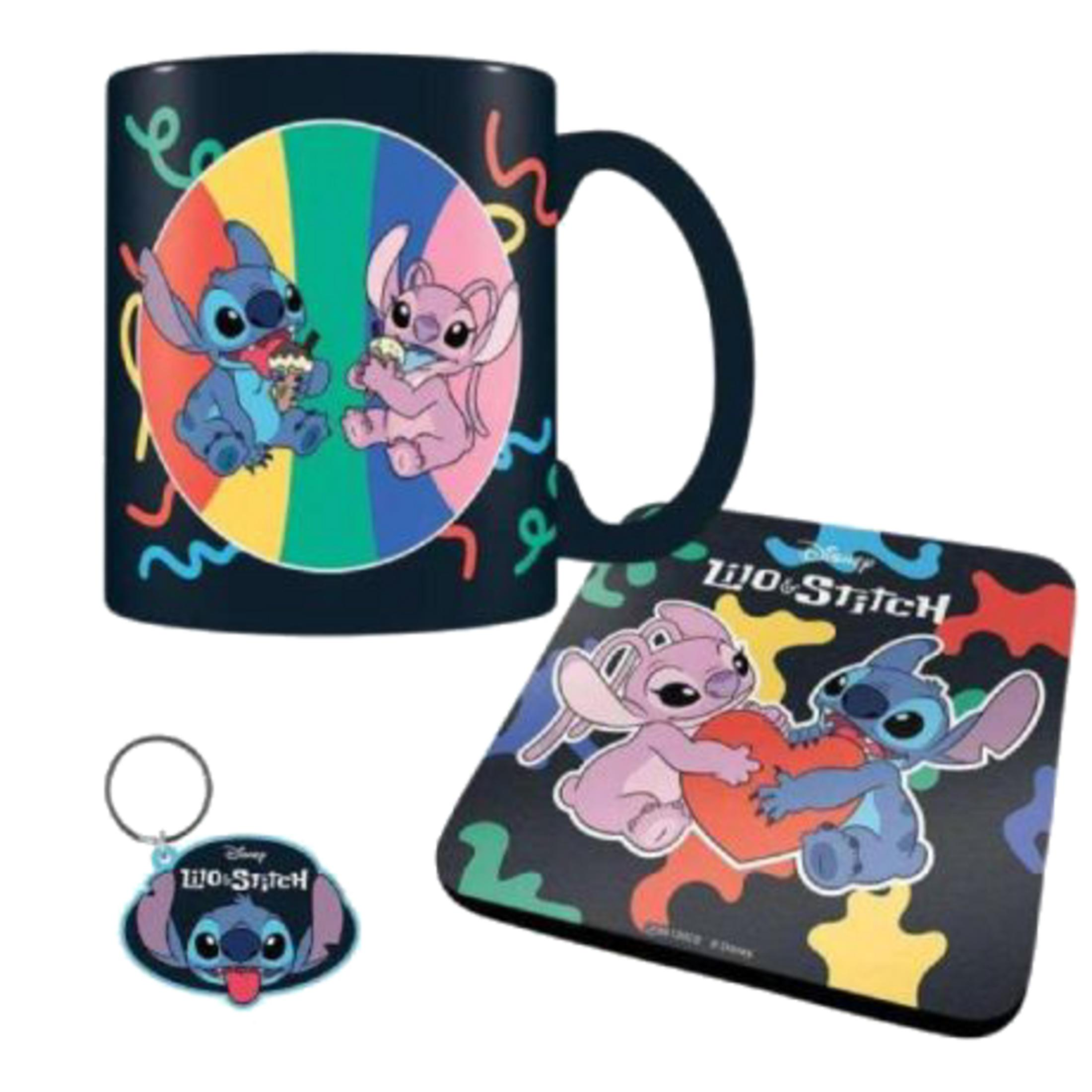 Stitch i Angel na kubku, podkładce pod mysz i breloczku z kolorowymi kształtami.