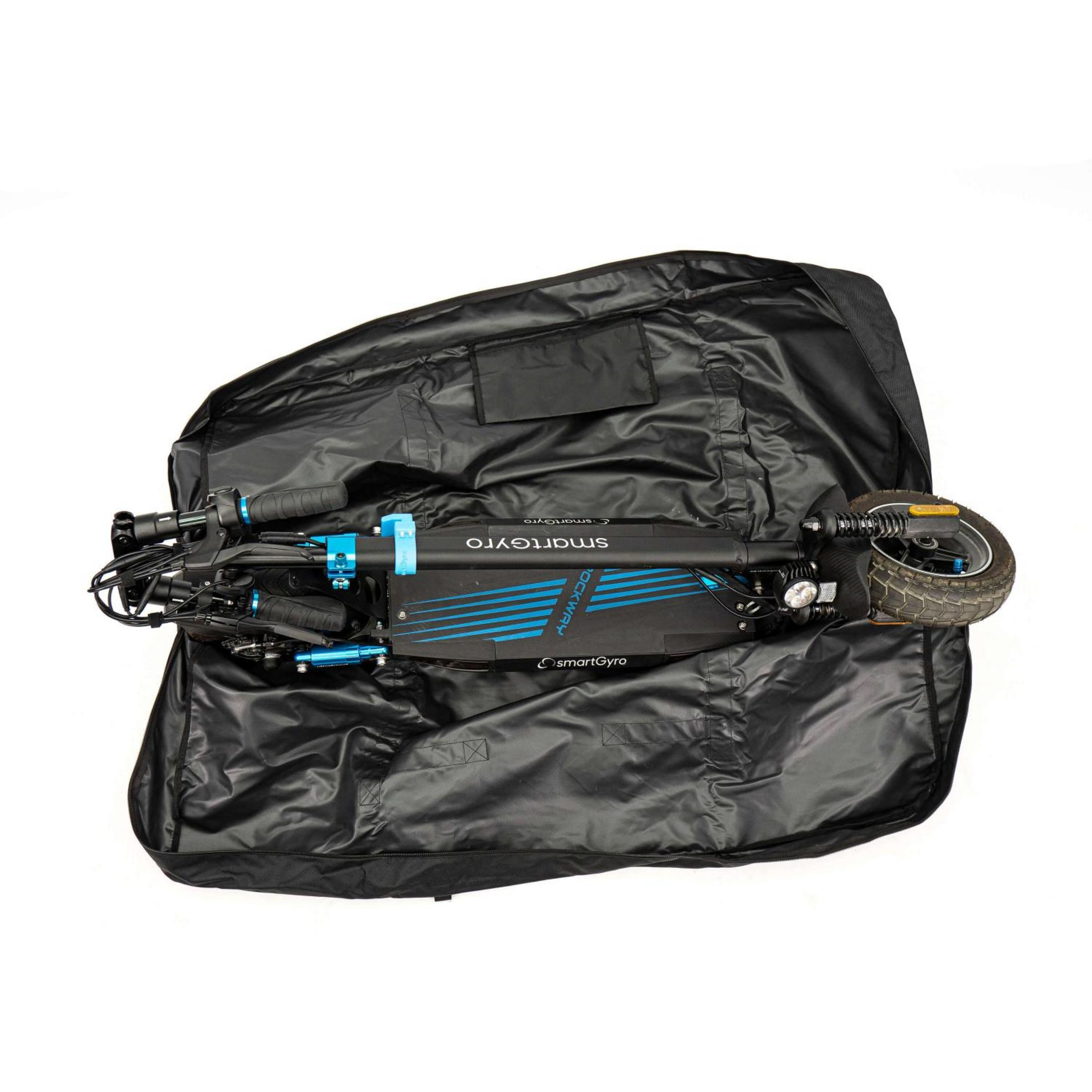 Un patinete eléctrico negro yace en una bolsa negra abierta.