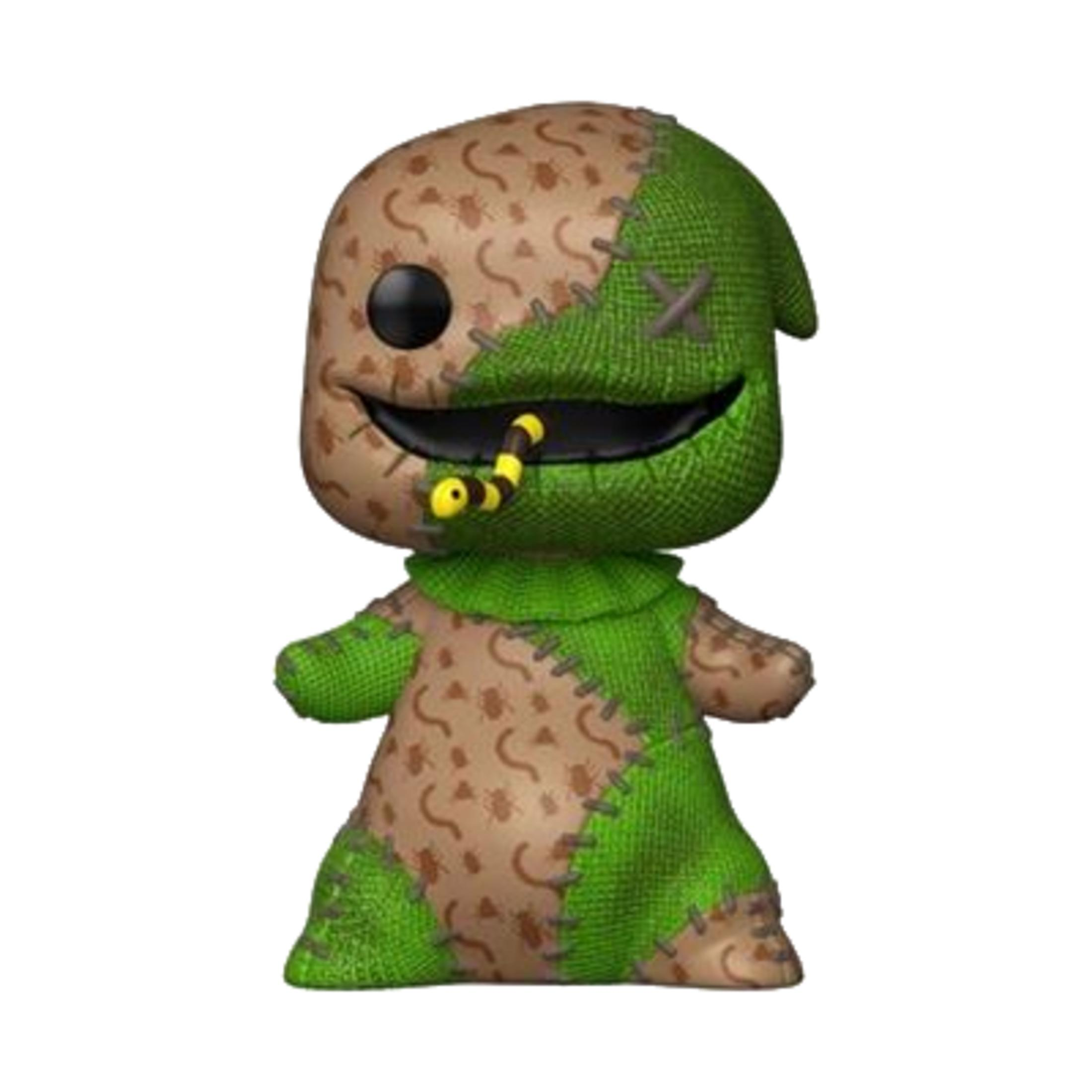 Una muñeca de retazos marrón y verde, con un gusano en la boca.