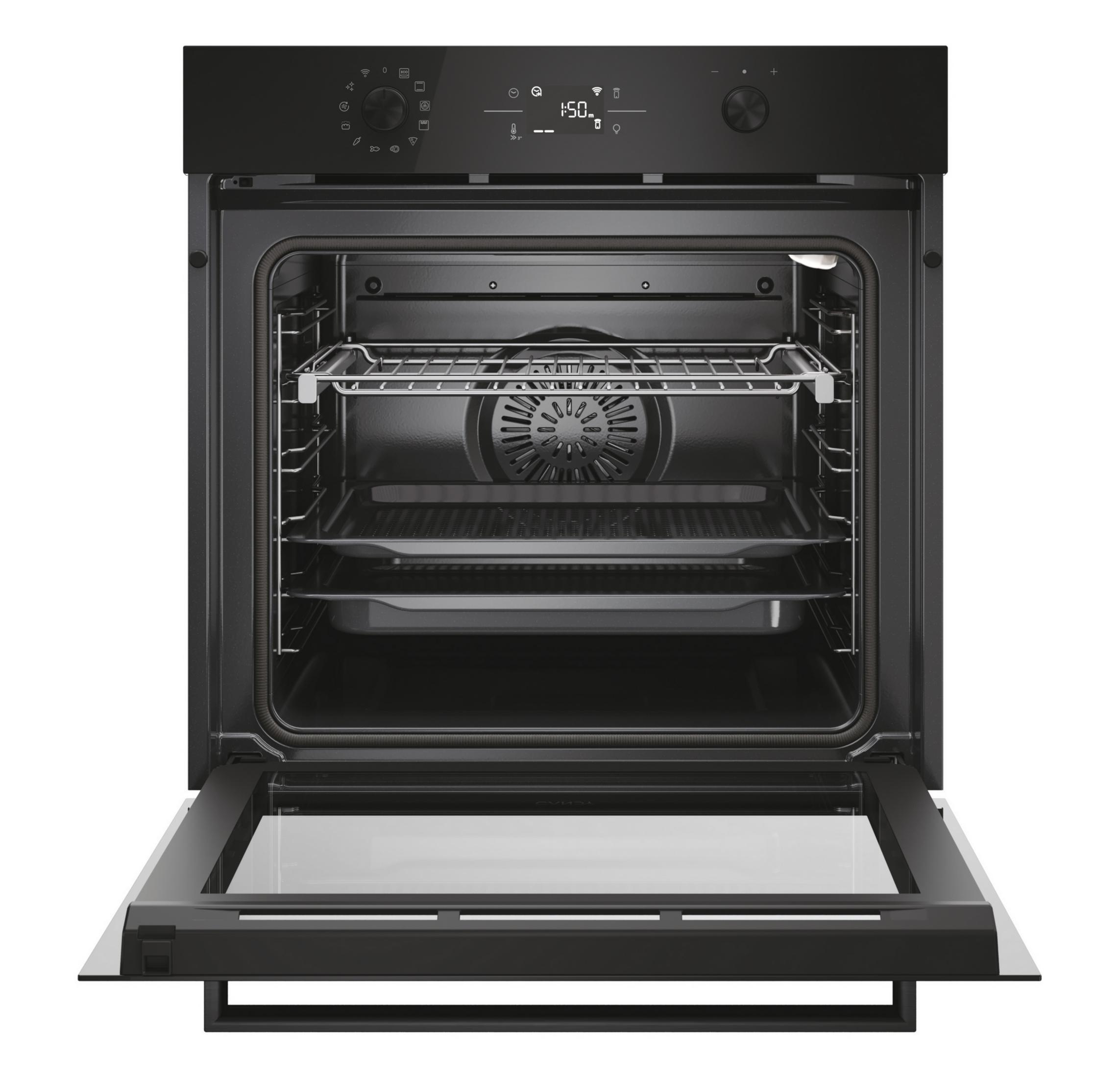 Un forno da incasso nero con porta aperta mostra una griglia, teglie e una ventola.