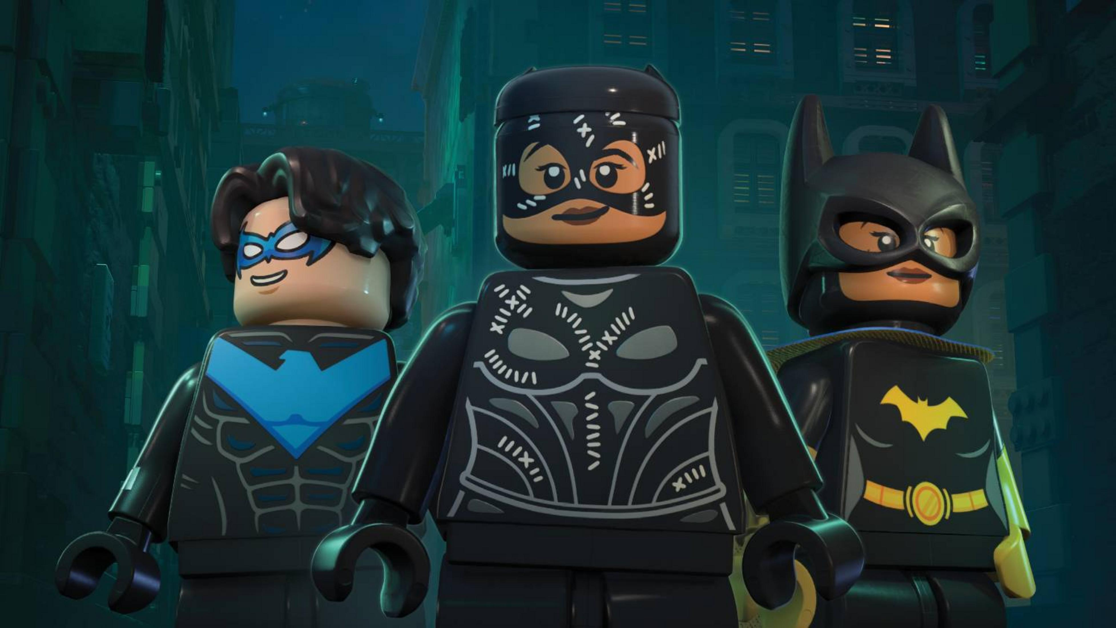 Tre figure Lego: Nightwing, Catwoman e Batgirl davanti a uno sfondo cittadino.