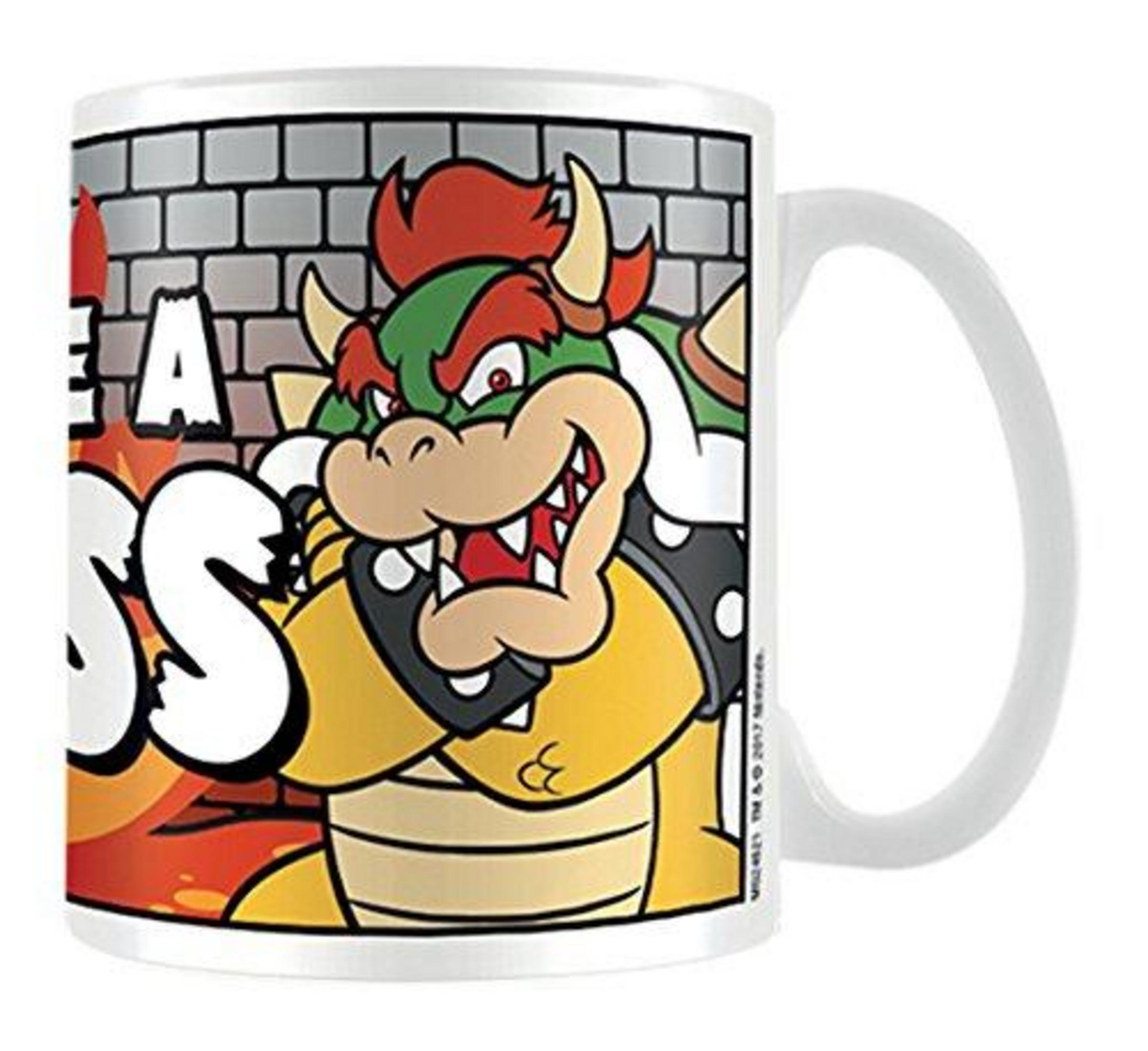 Una taza muestra a Bowser de Super Mario, con fondo de ladrillos y fuego.