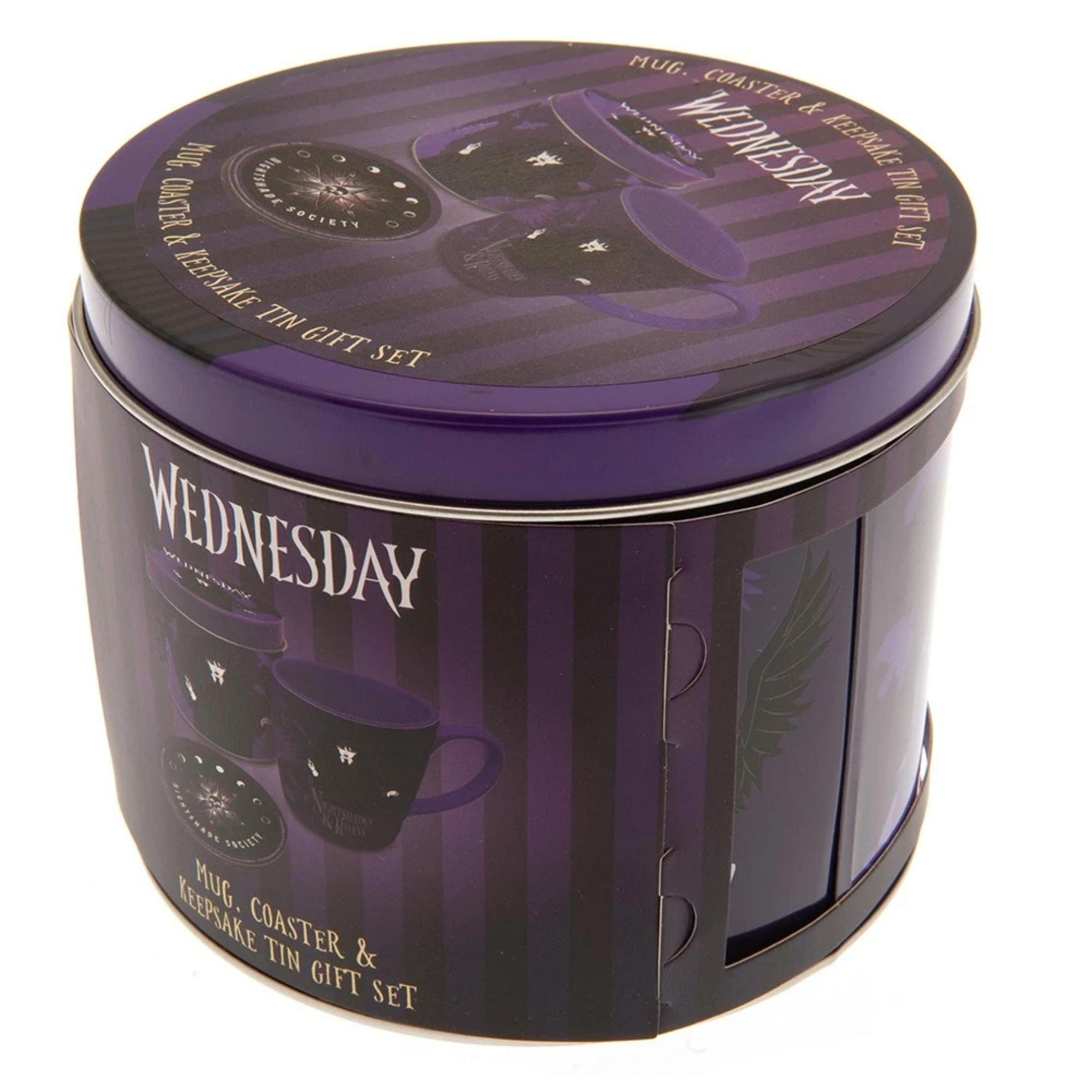 Lila runde Blechdose mit Wednesday-Motiv, Becher, Untersetzer und Geschenkset.