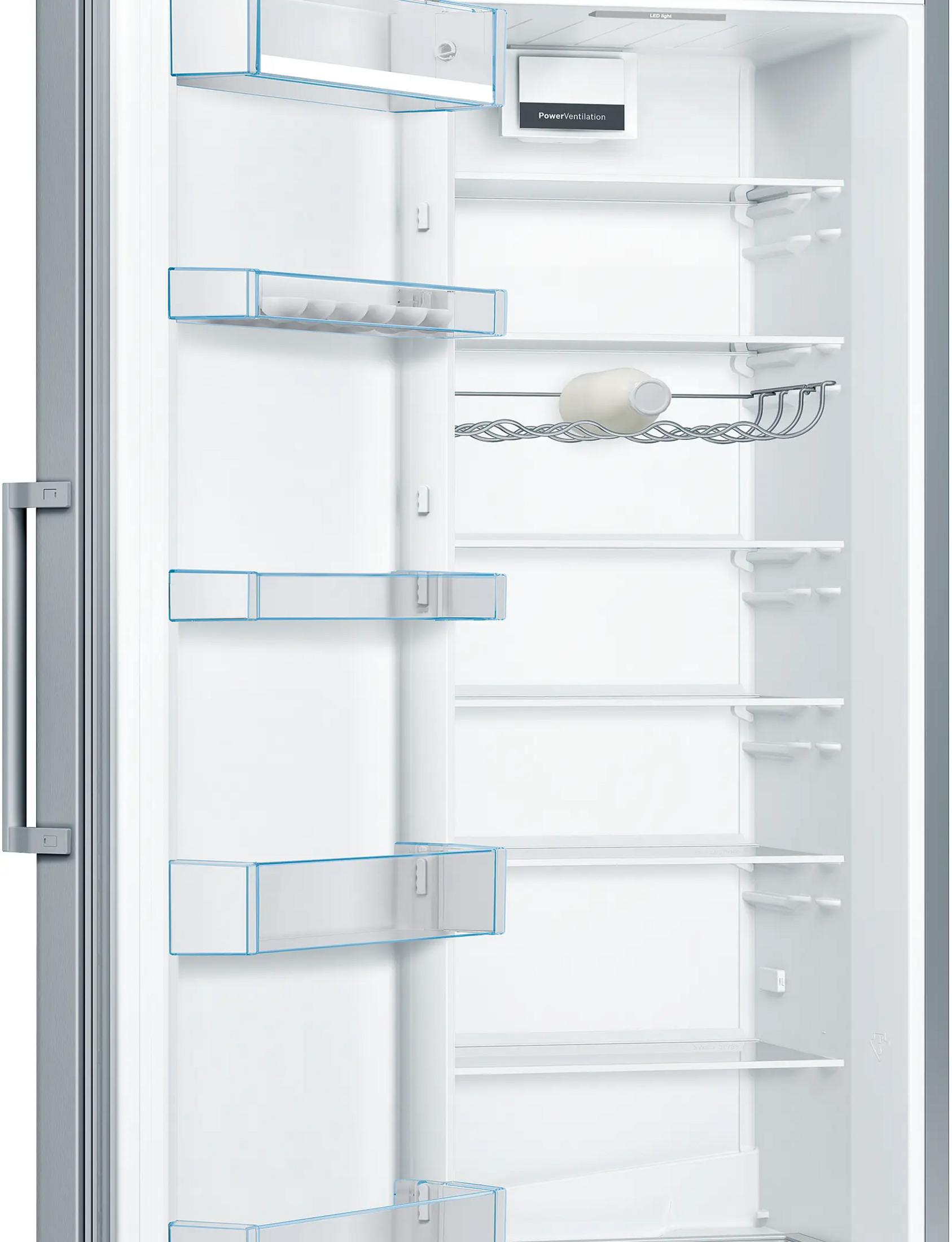 Un refrigerador vacío con múltiples estantes y compartimentos en la puerta.