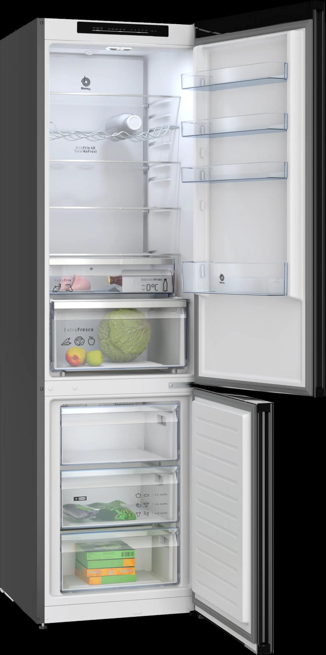 Refrigerador abierto mostrando verduras, frutas y alimentos envasados.