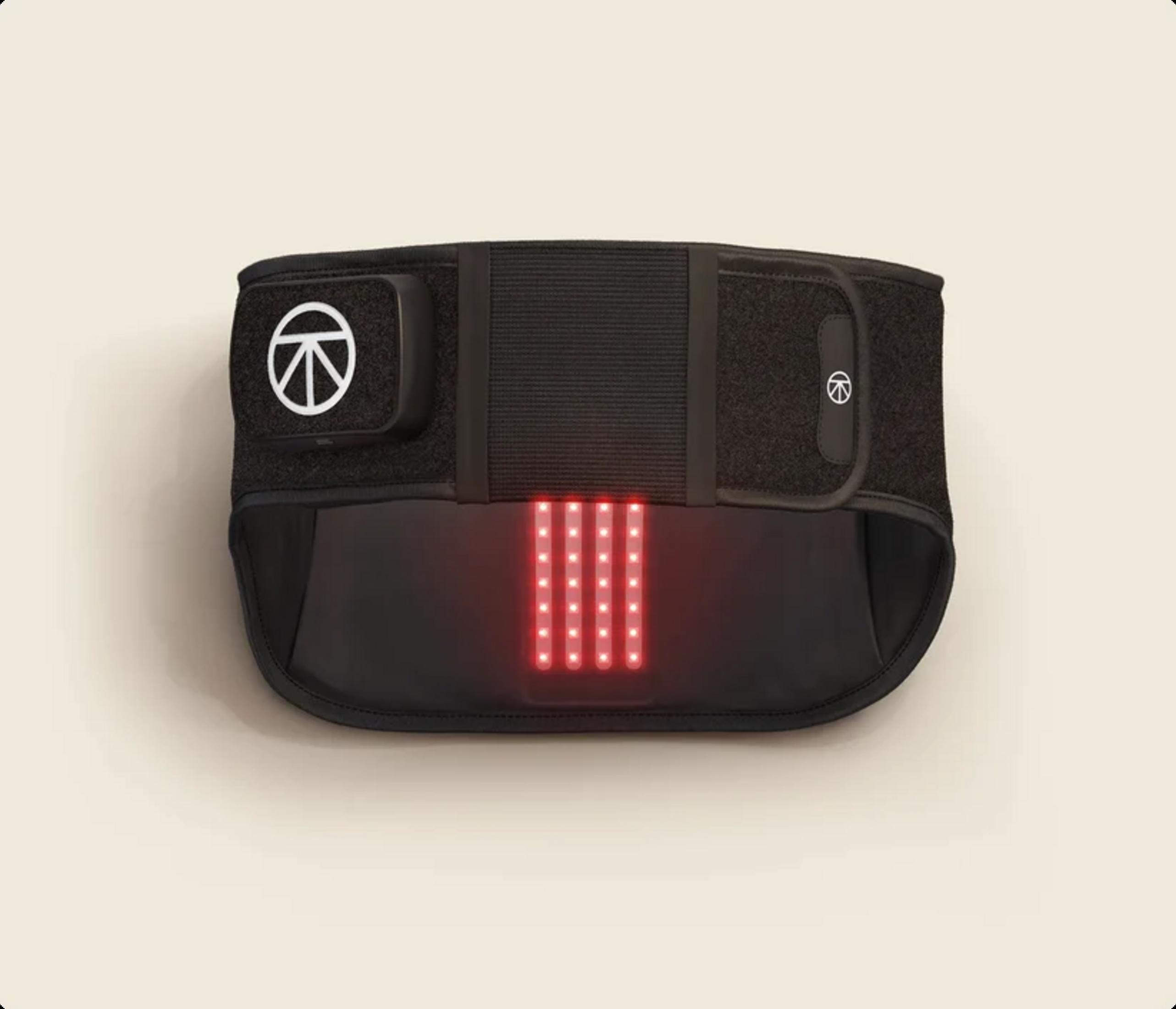 Cinturón negro con LEDs rojos y logo blanco.