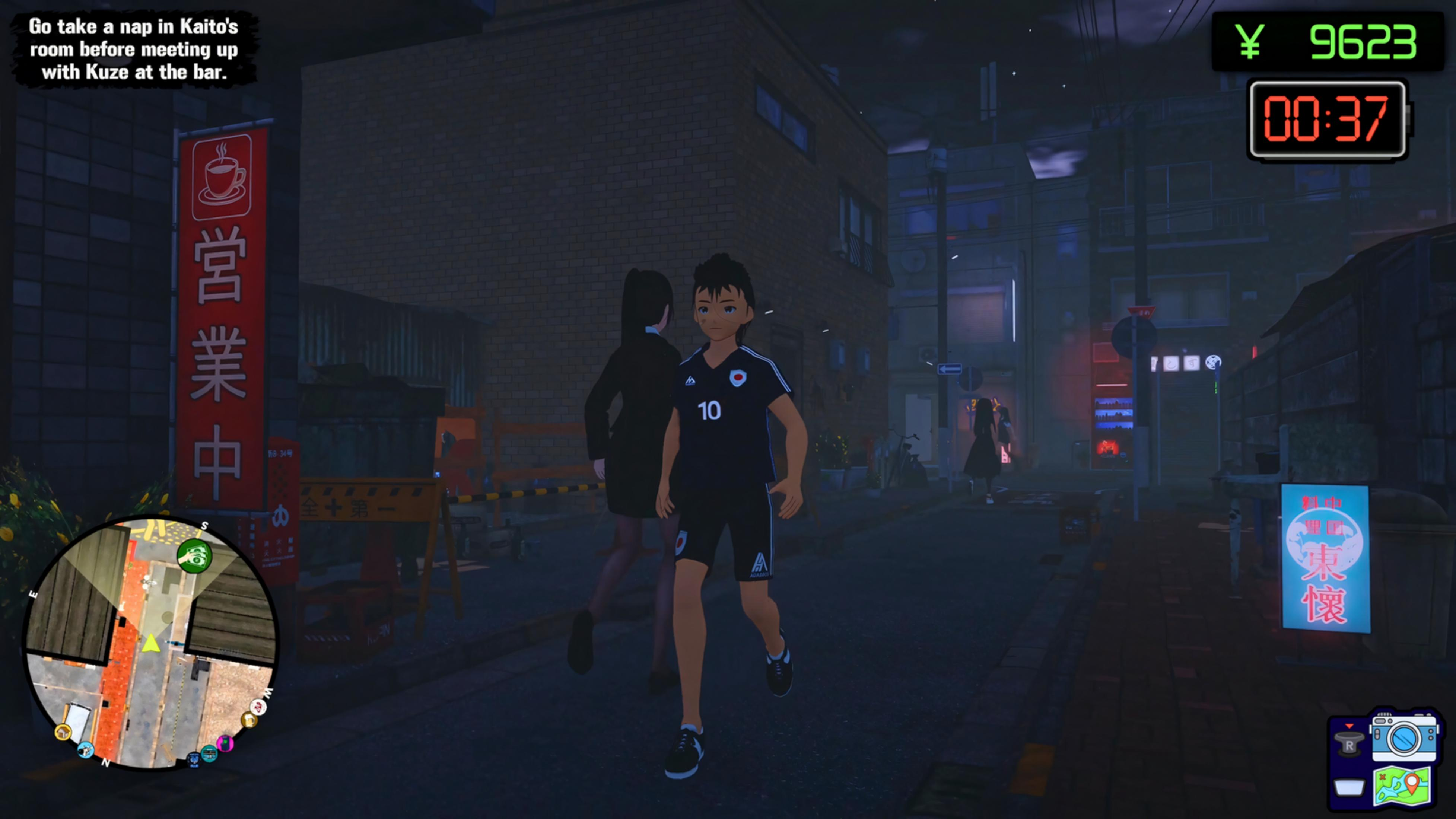 Un chico con camiseta negra y el número 10 corre por un callejón iluminado de noche.