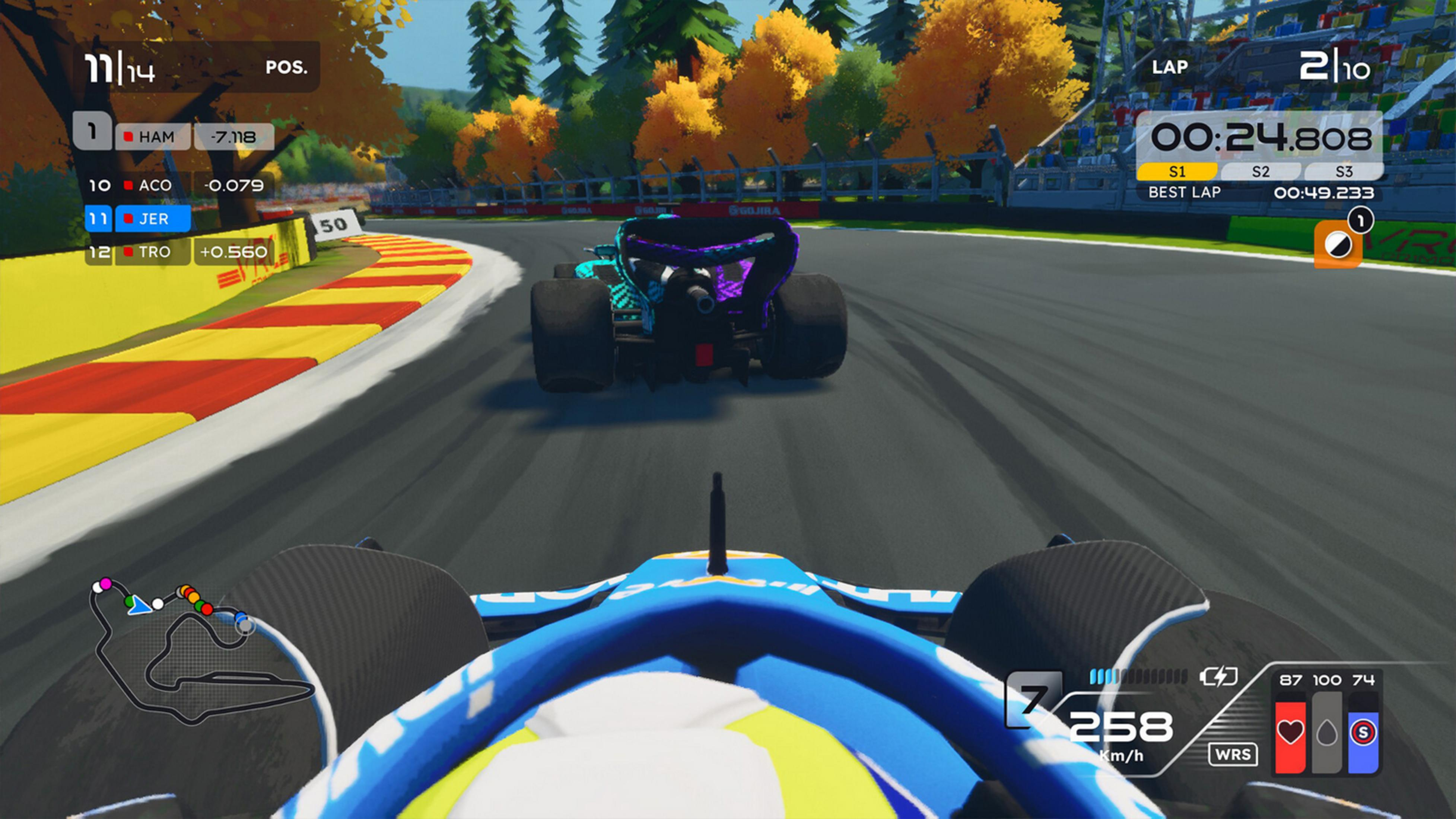 Auto da corsa dalla visuale dell'abitacolo segue un'altra auto su una pista da corsa con tribune colorate.