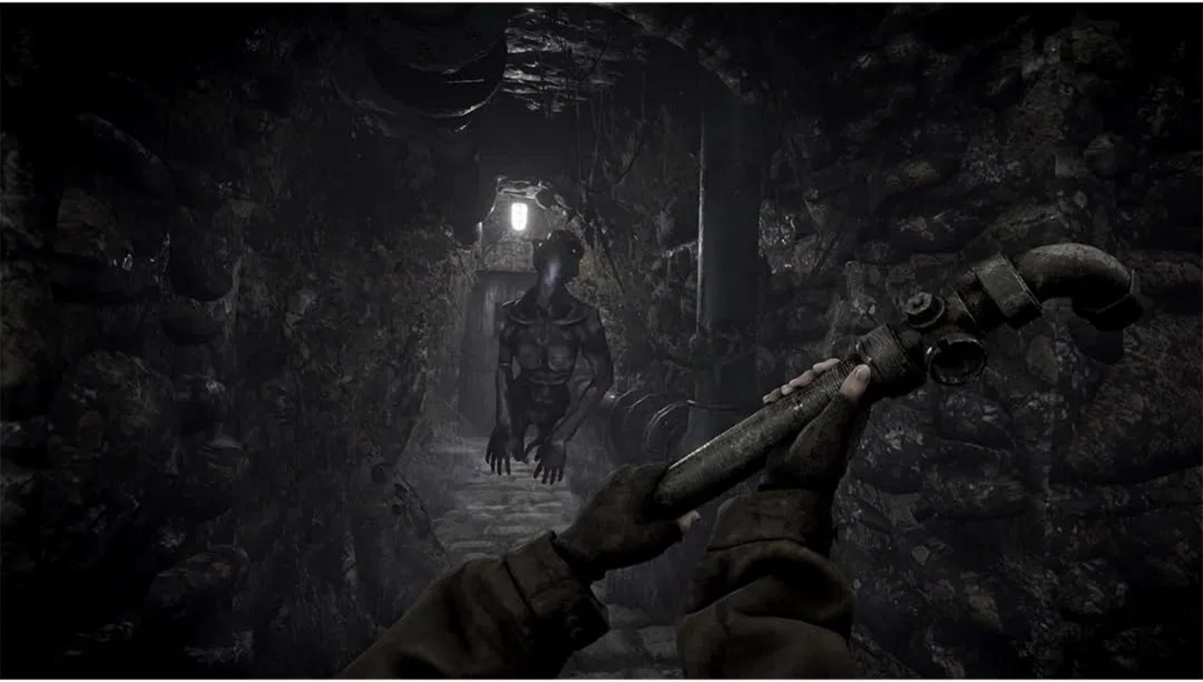 Vista in prima persona di un dungeon buio e roccioso con una creatura in lontananza.