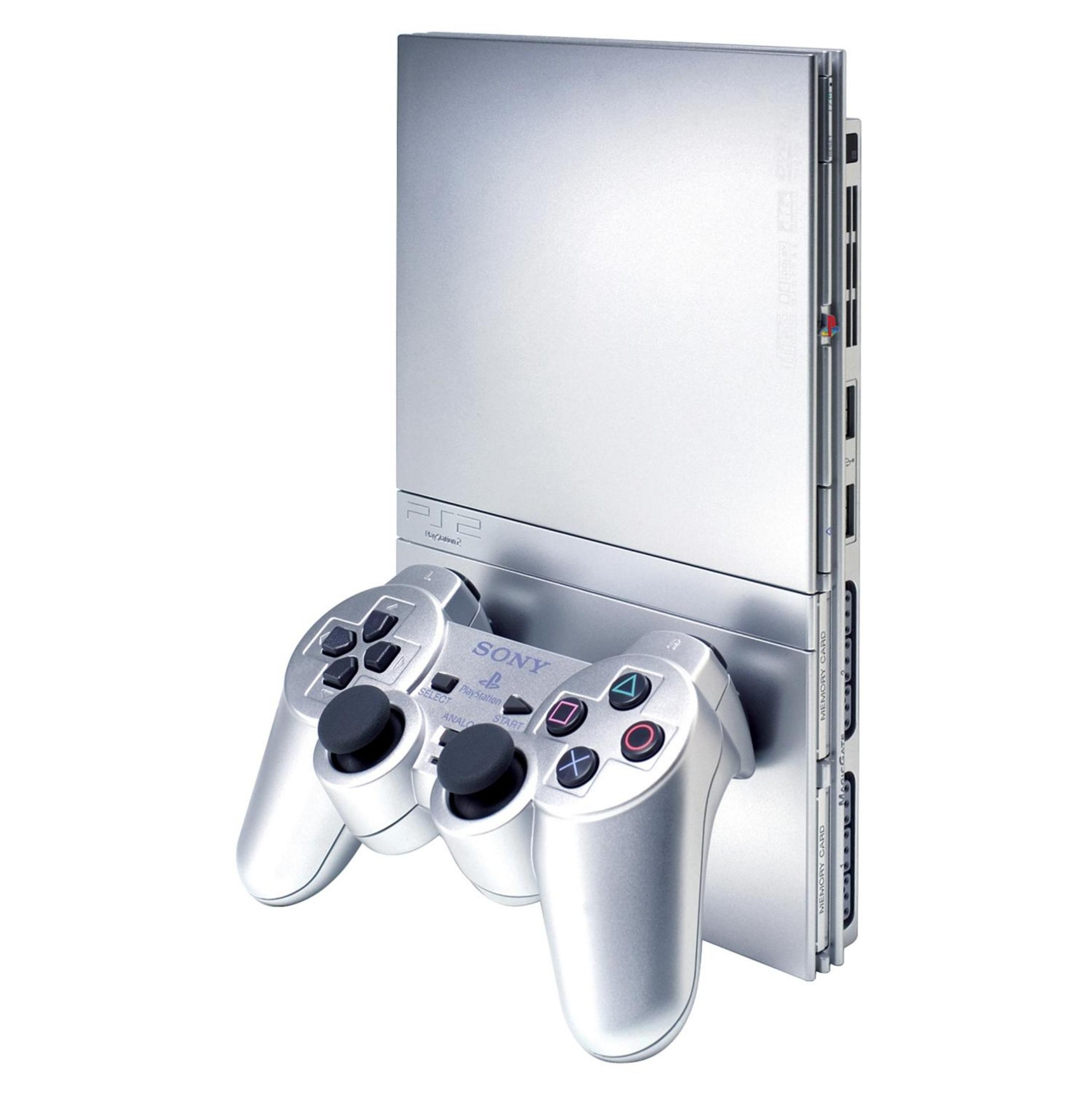 Silberner PlayStation 2 mit Controller. Weißer Hintergrund.