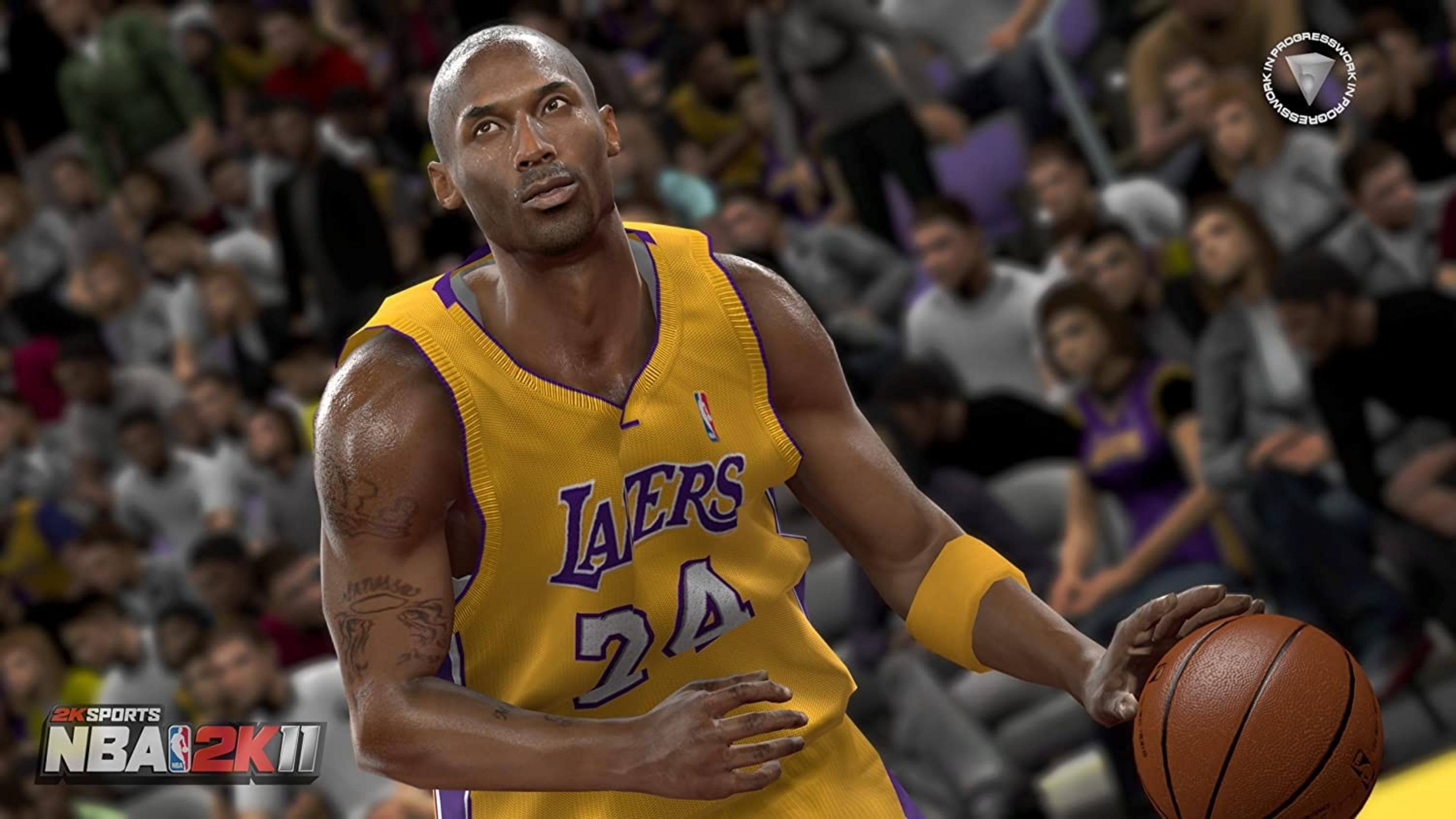 Kobe Bryant con camiseta de Lakers sostiene un balón, mirando hacia arriba. Multitud al fondo.