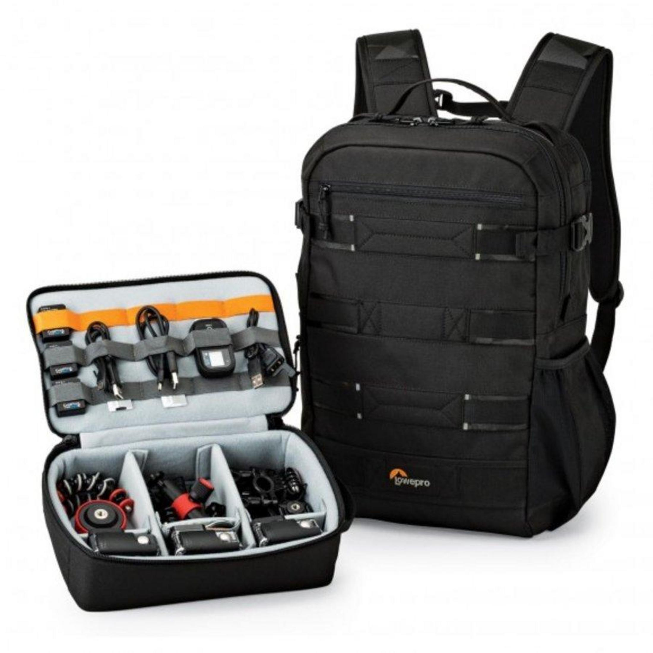 Ein schwarzer Rucksack und eine offene Tasche mit GoPro-Zubehör, Kabeln und Batterien.