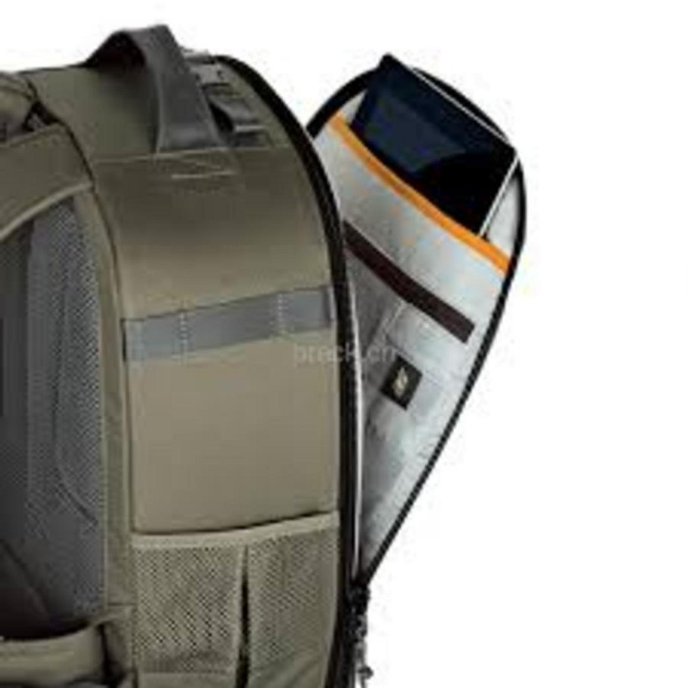 Ein olivegrüner Rucksack mit geöffnetem Fach, in dem ein Tablet liegt.