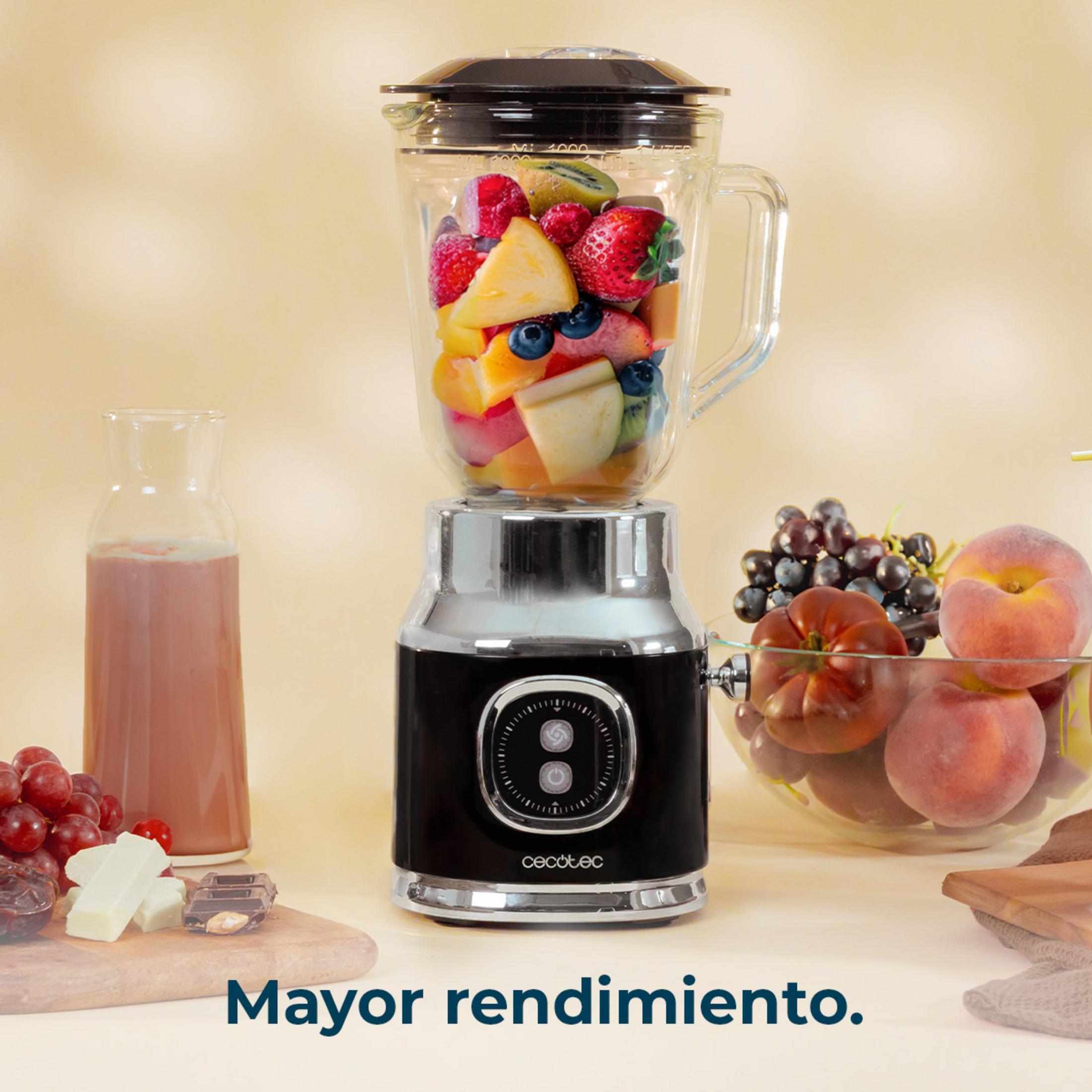 Un frullatore con frutta, succo e prodotti su un tavolo.