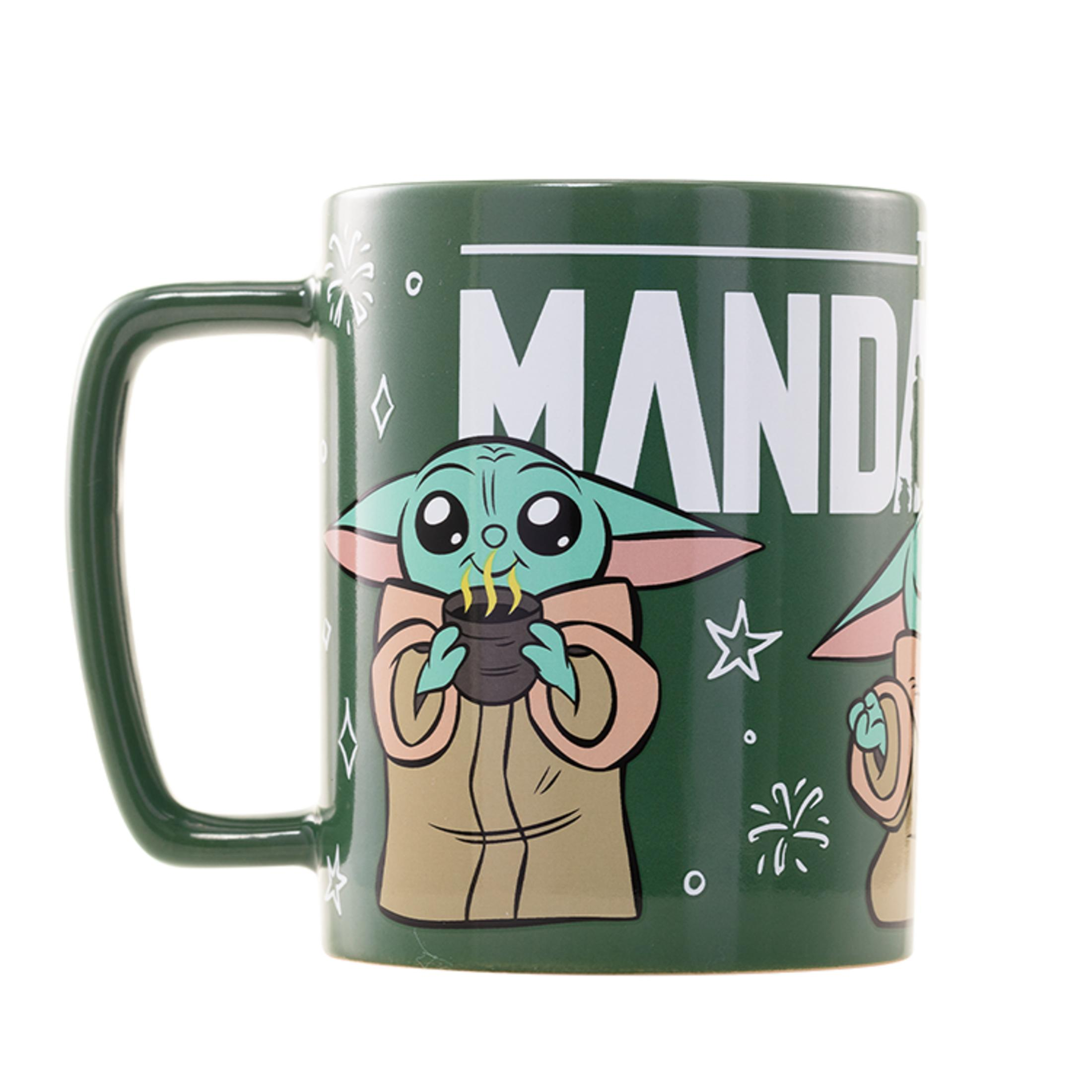 Zielony kubek z napisem "Mandalorian" i Baby Yodą trzymającym kubek.