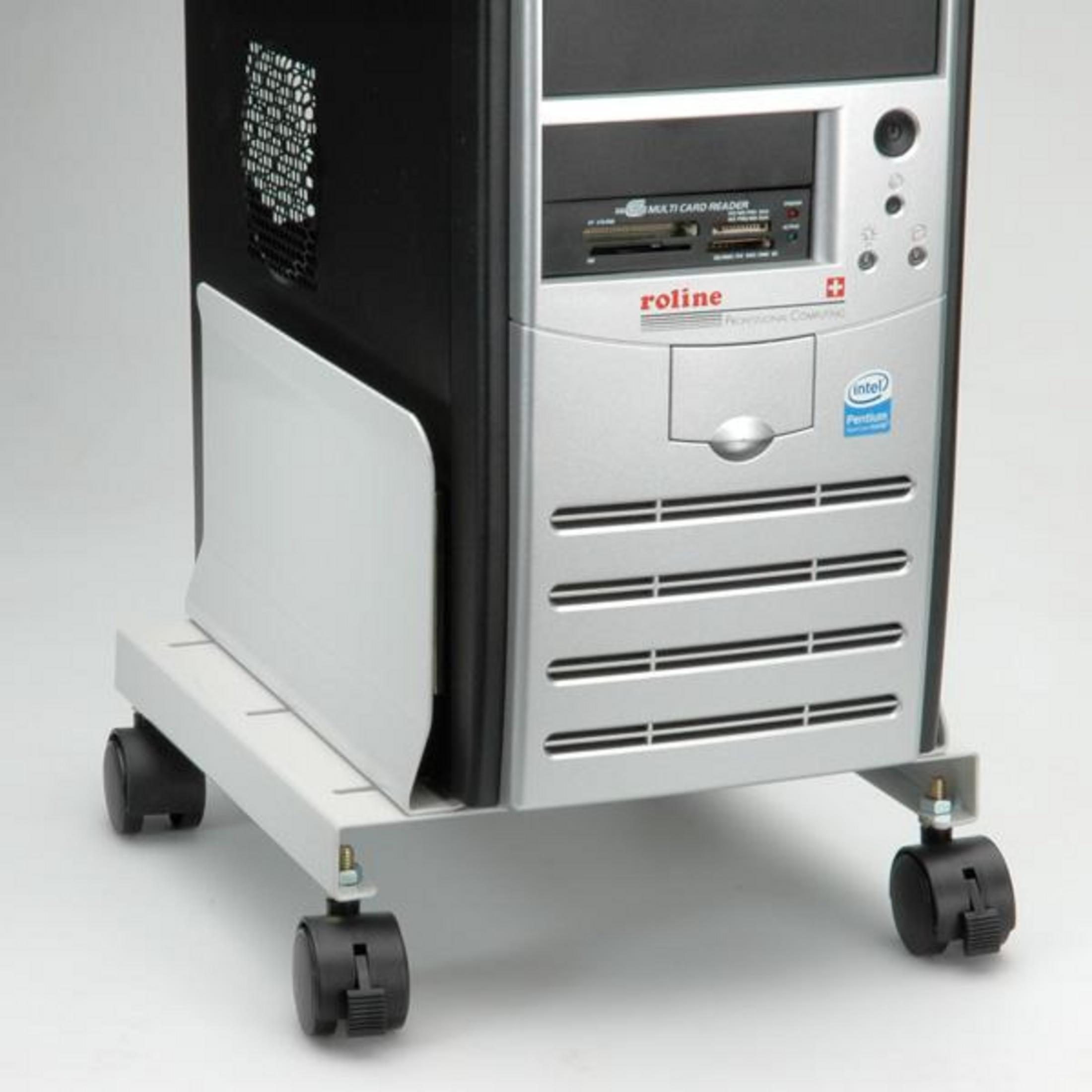 Un case per computer su un carrello bianco con quattro ruote, due con freno.
