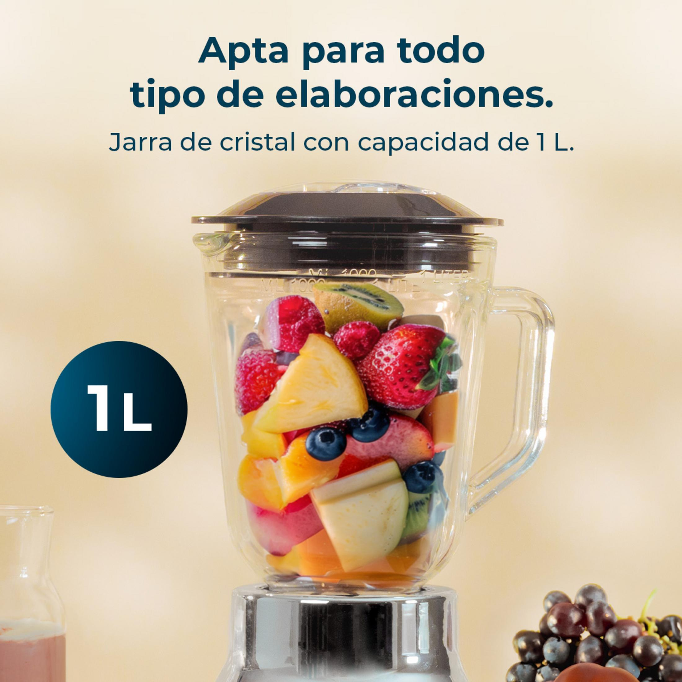 Jarra de cristal de 1L, llena de trozos de fruta.