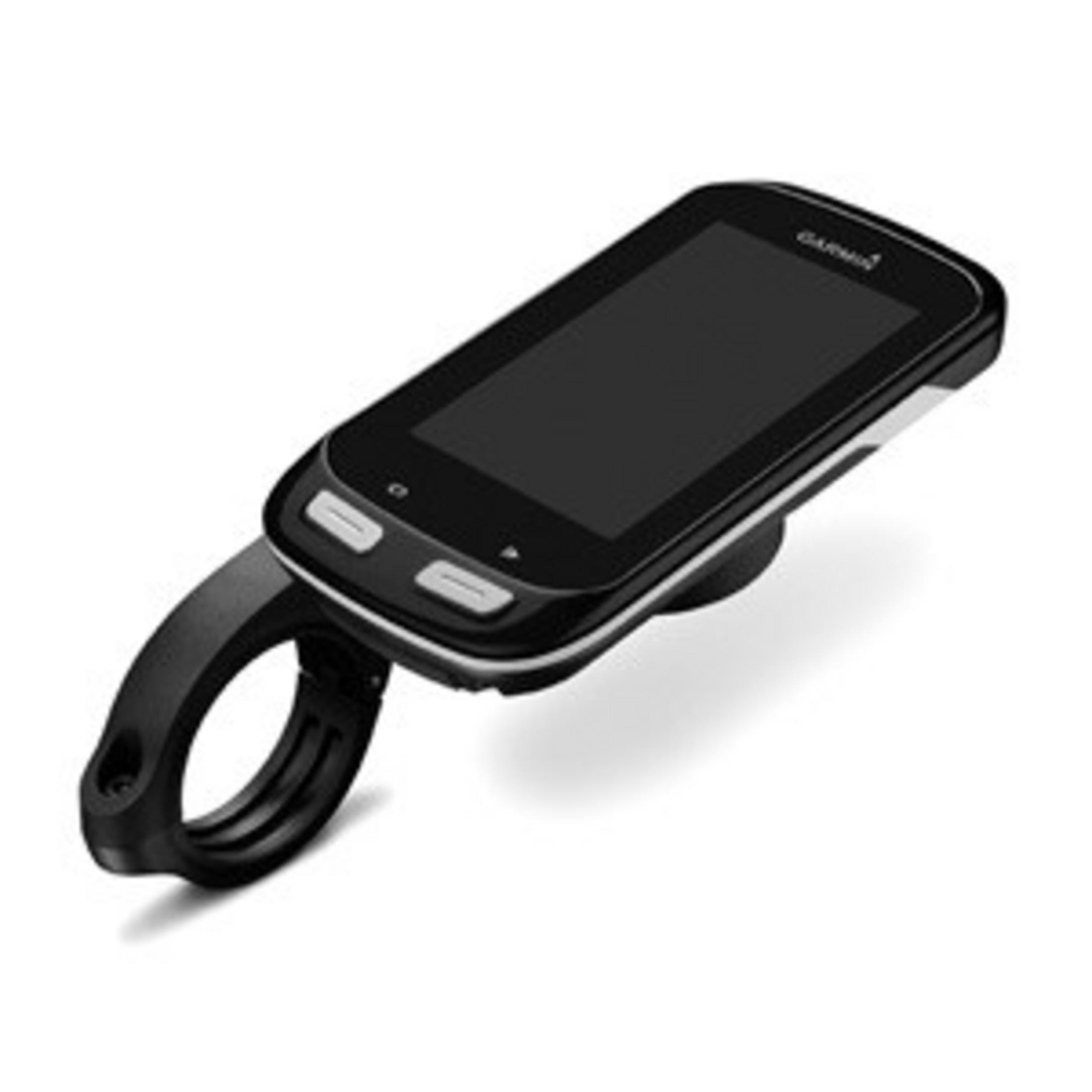 Un computer da bici Garmin nero con supporto manubrio su sfondo bianco.