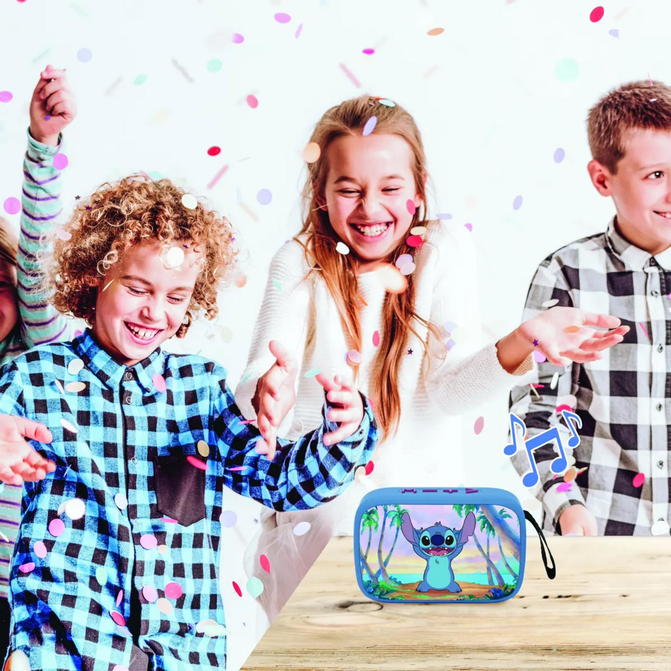 Bambini che lanciano coriandoli, si vede un altoparlante blu con Stitch.