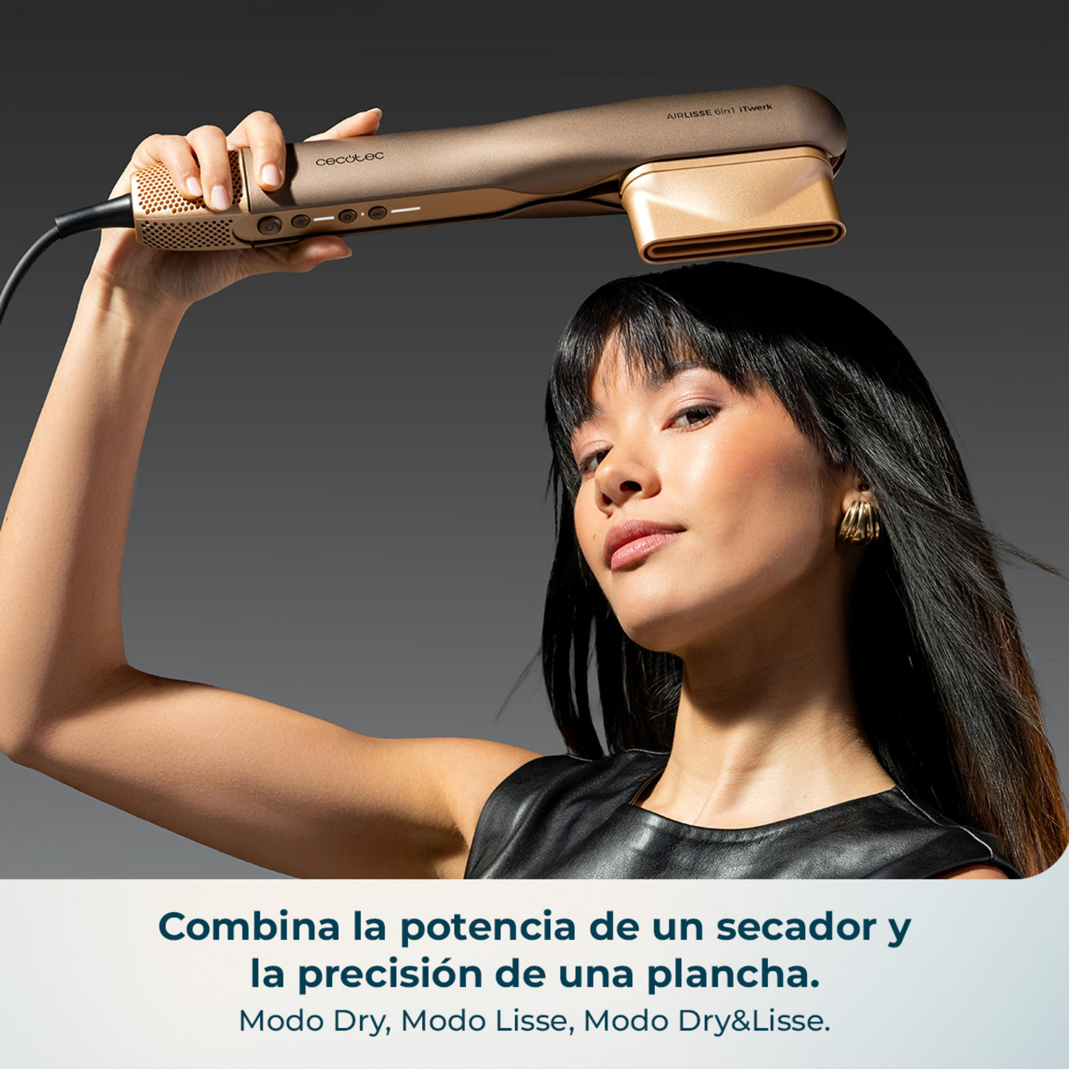 Una donna tiene un asciugacapelli color bronzo sopra la testa. Sfondo scuro.