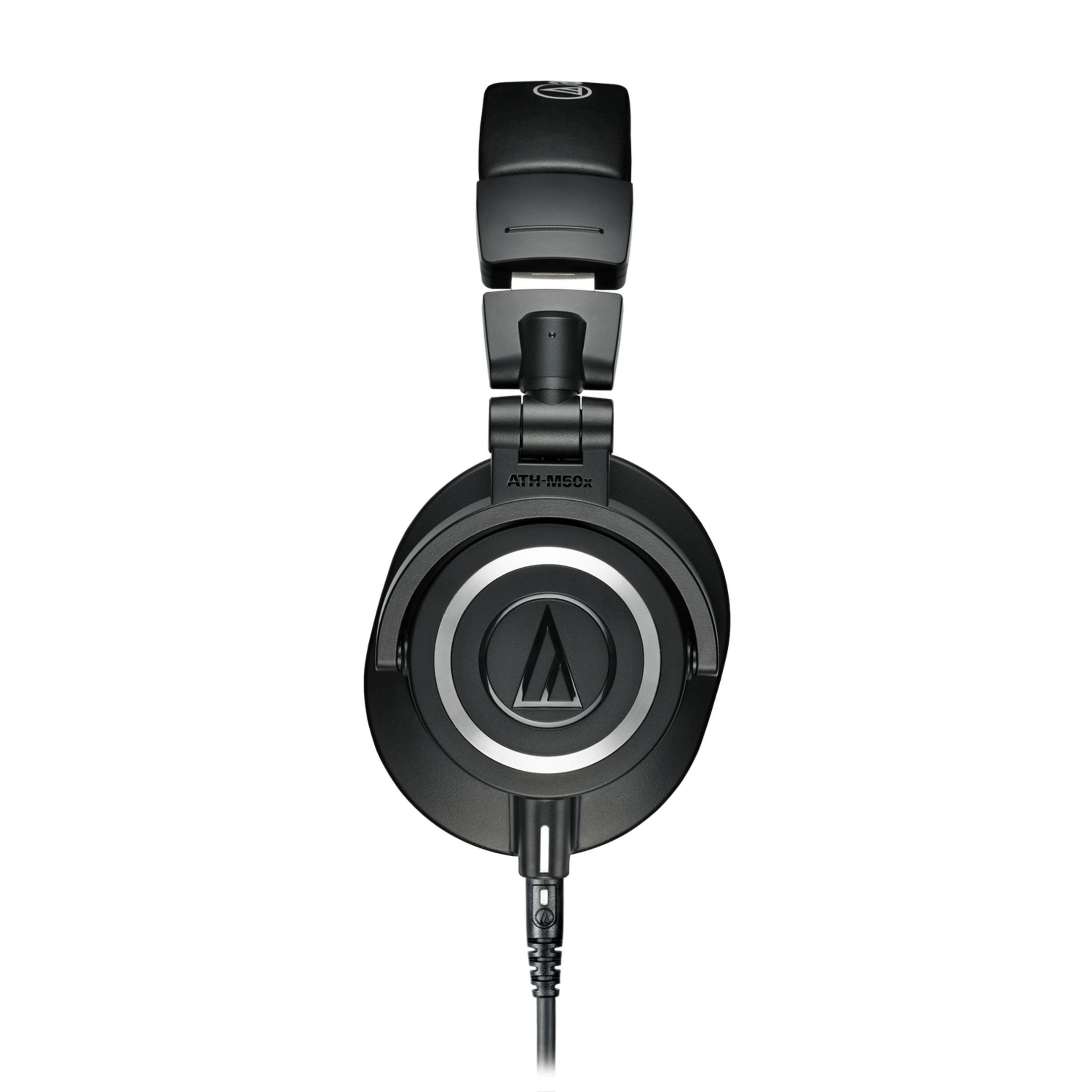 Auriculares negros con logo plateado y cable, sobre fondo blanco.