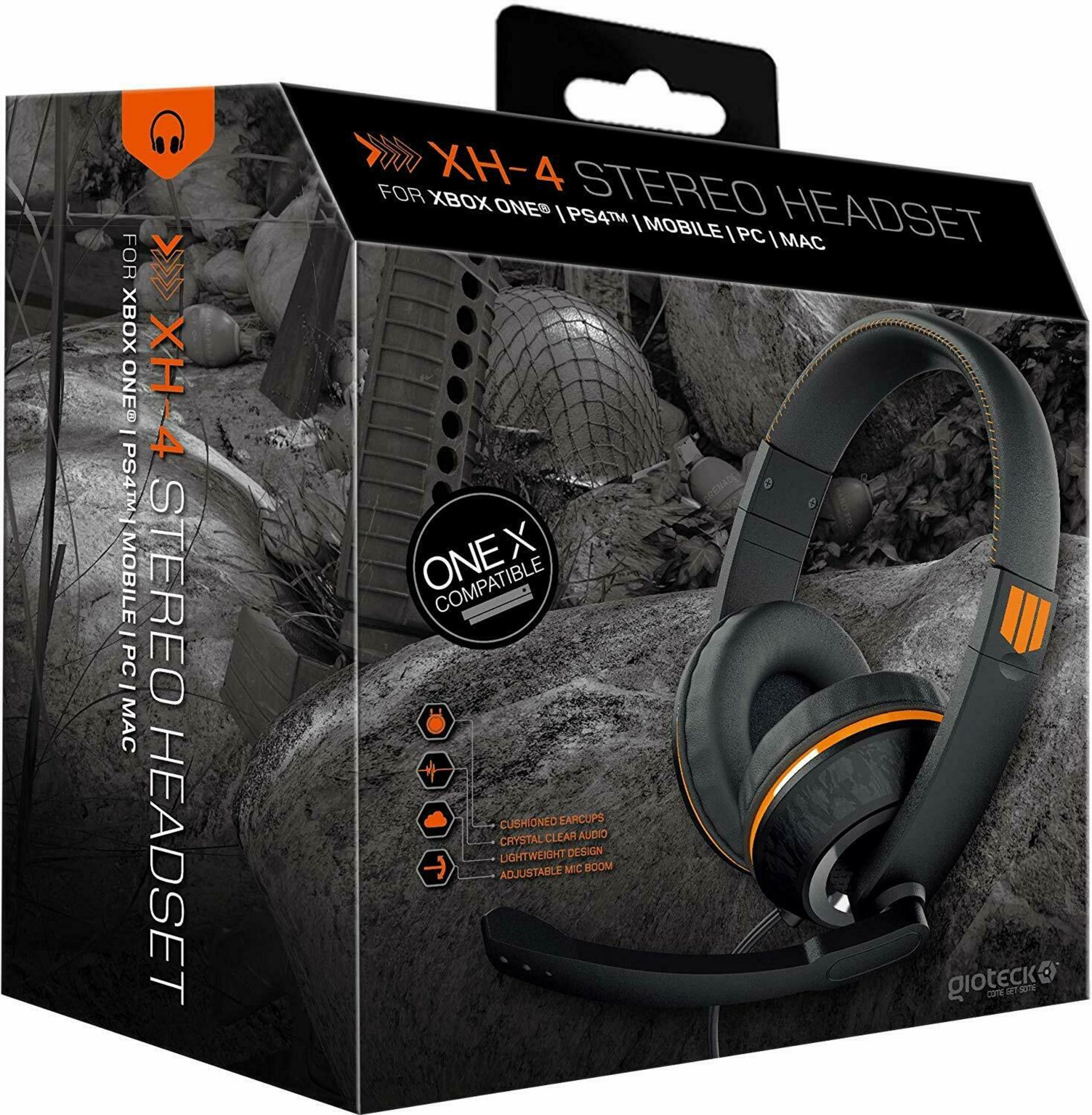 Un auricolare nero con accenti arancioni su confezione a tema militare.