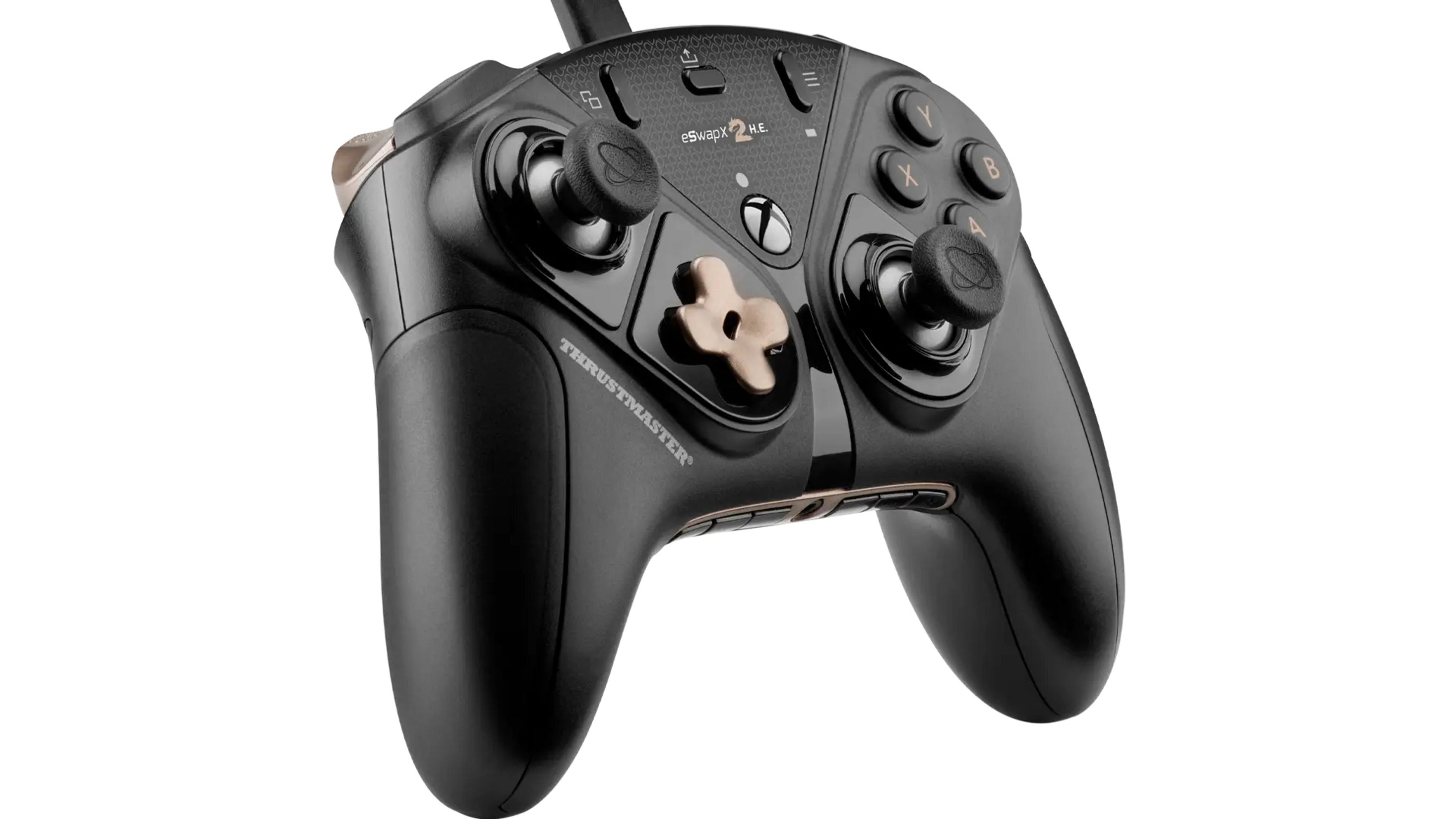 Controller da gioco nero con accenti e scritte dorate.