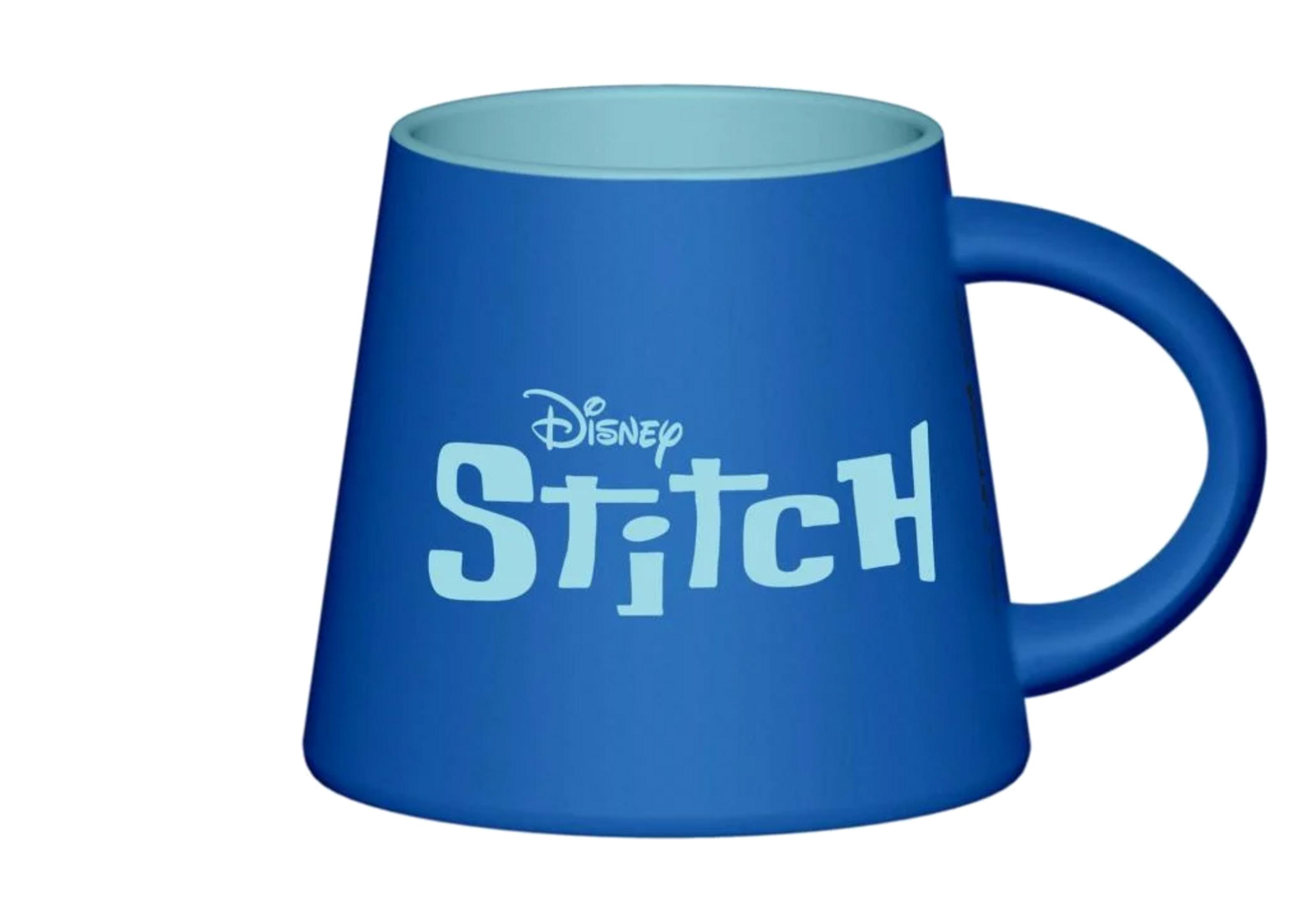 Una taza azul con el logo de Disney Stitch.