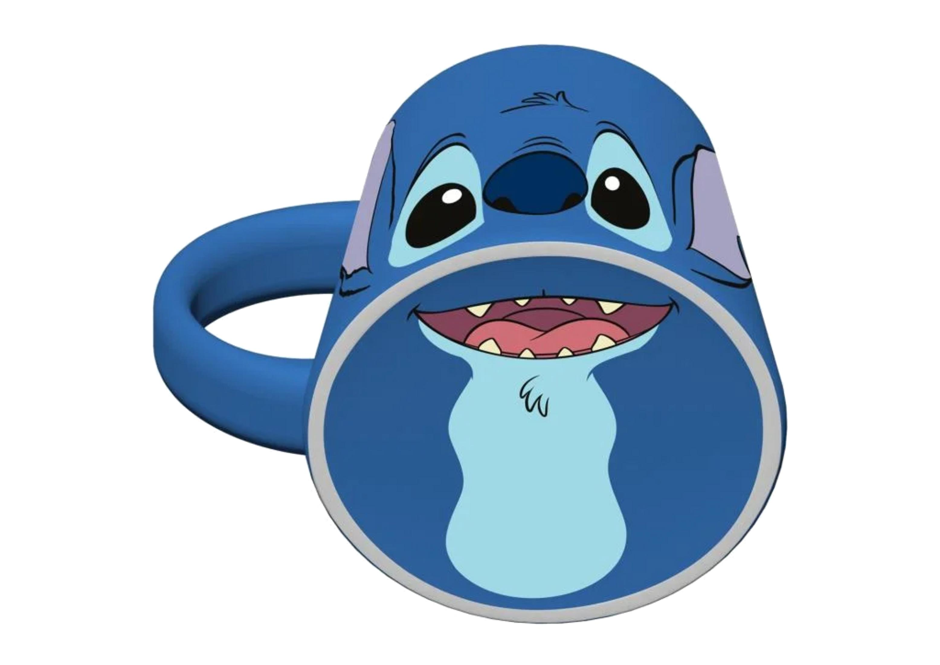 Una taza azul con la cara de Stitch sonriendo, mirando al espectador.
