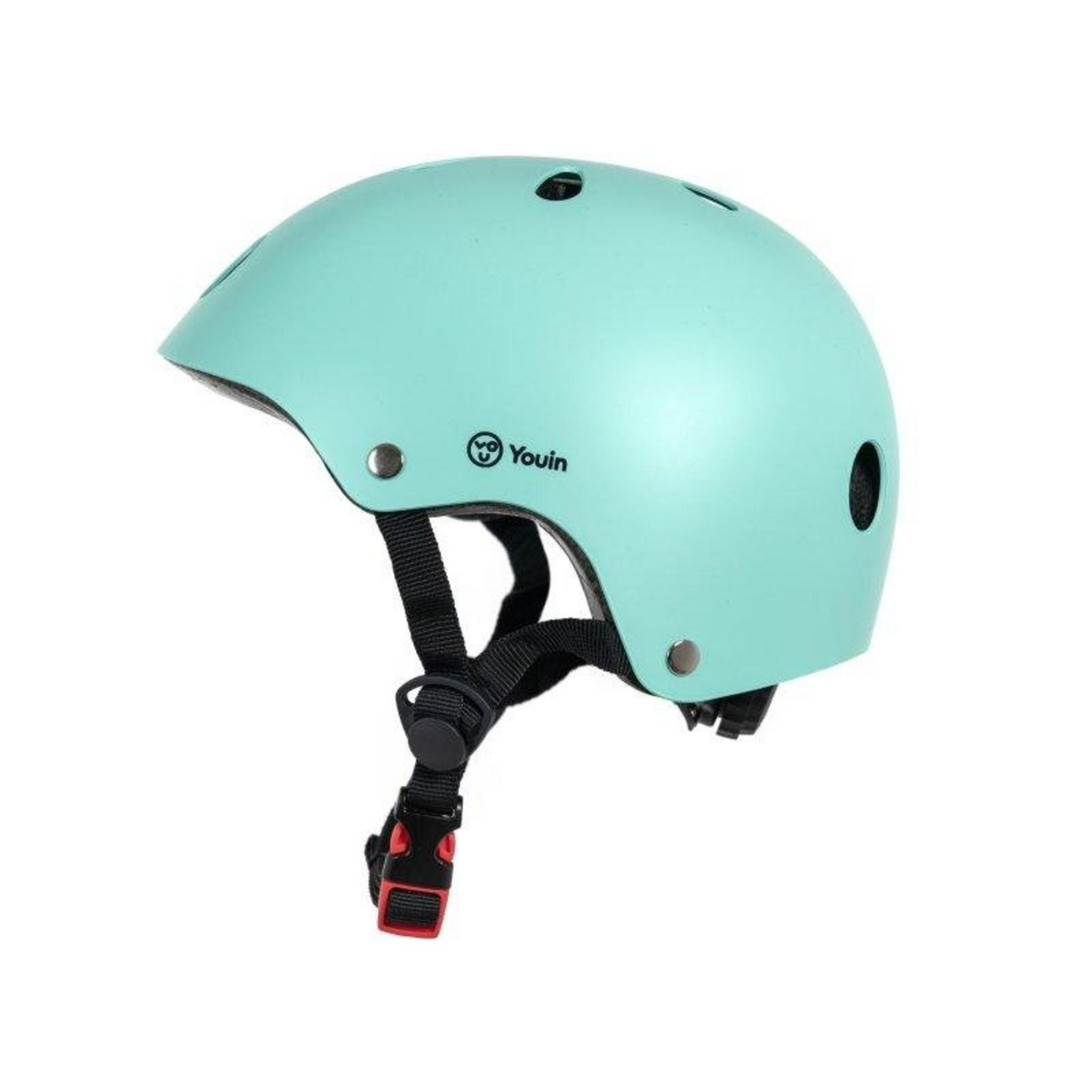 Un casco verde menta con correas negras y hebilla roja.